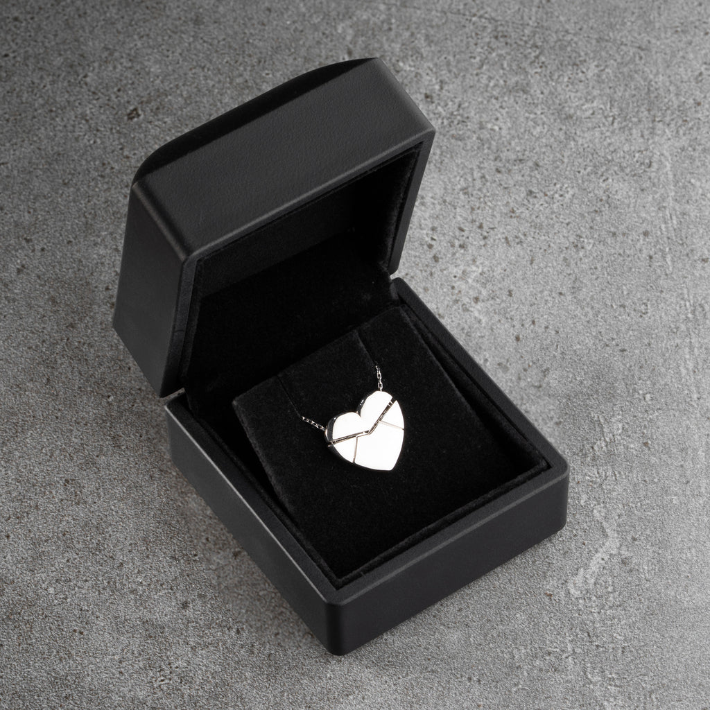 KRAGE MED HJÄRTAGRAVER | 925 SILVER