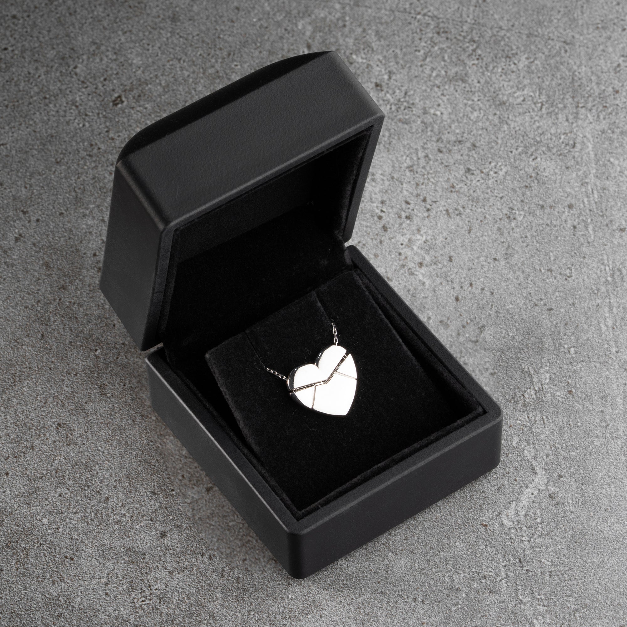 KRAGE MED HJÄRTAGRAVER | 925 SILVER