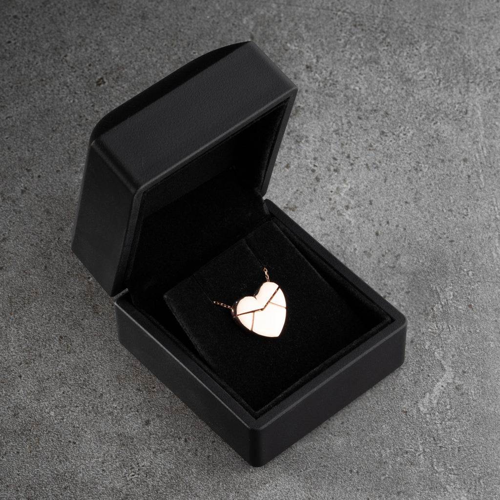 KRAGE MED HJÄRTAGRAVER | 925 SILVER