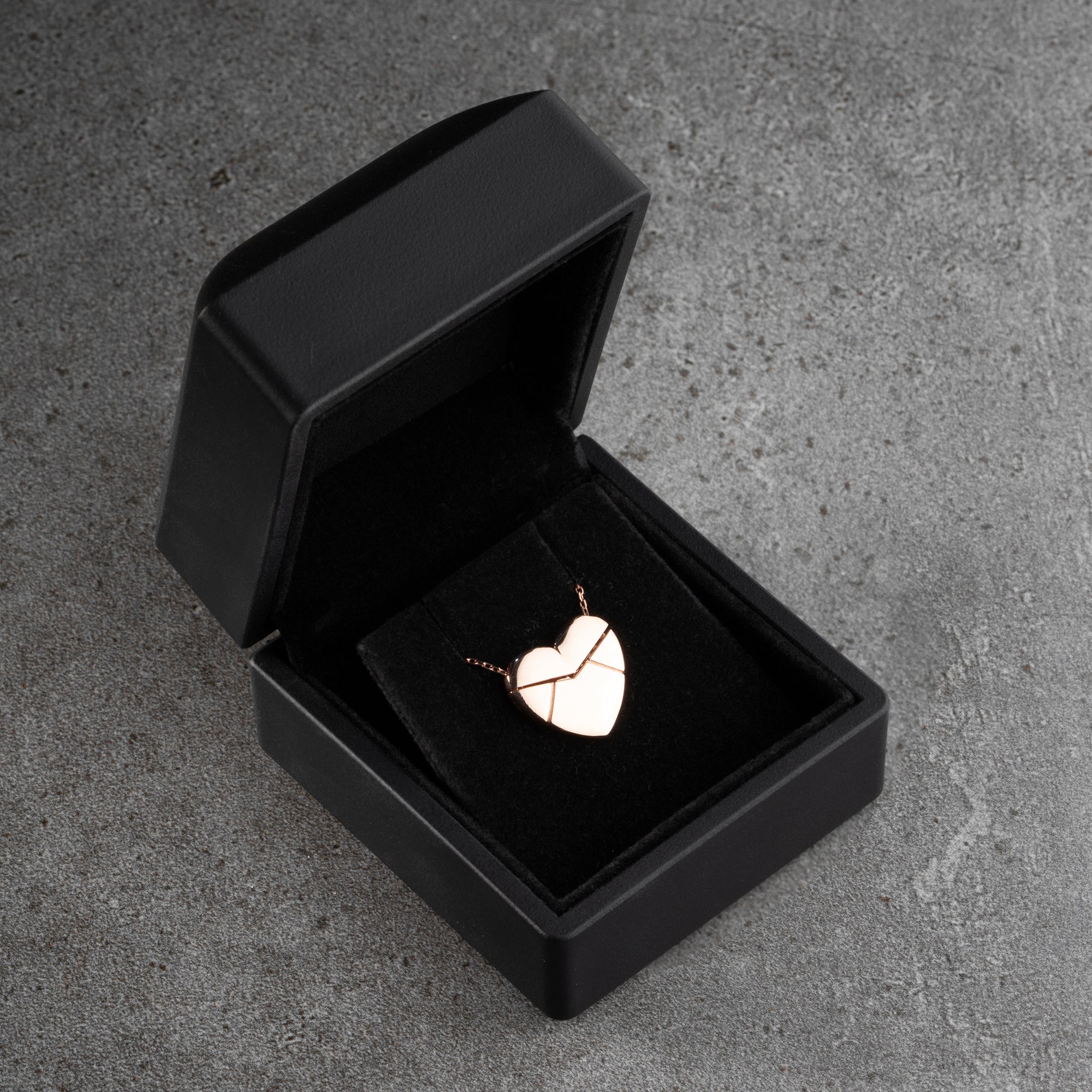 KRAGE MED HJÄRTAGRAVER | 925 SILVER