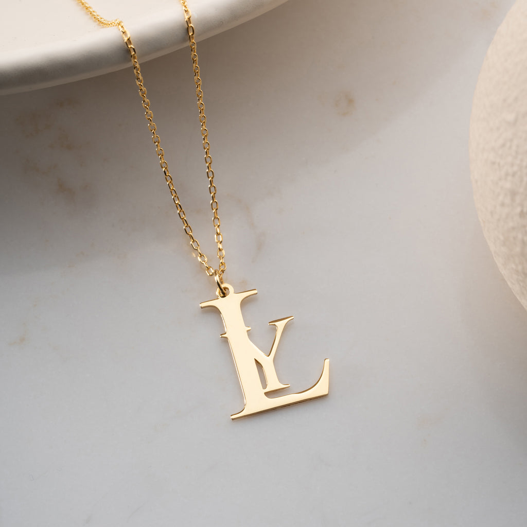 KRAGE MED TVÅ BOKSTAV | 925 SILVER