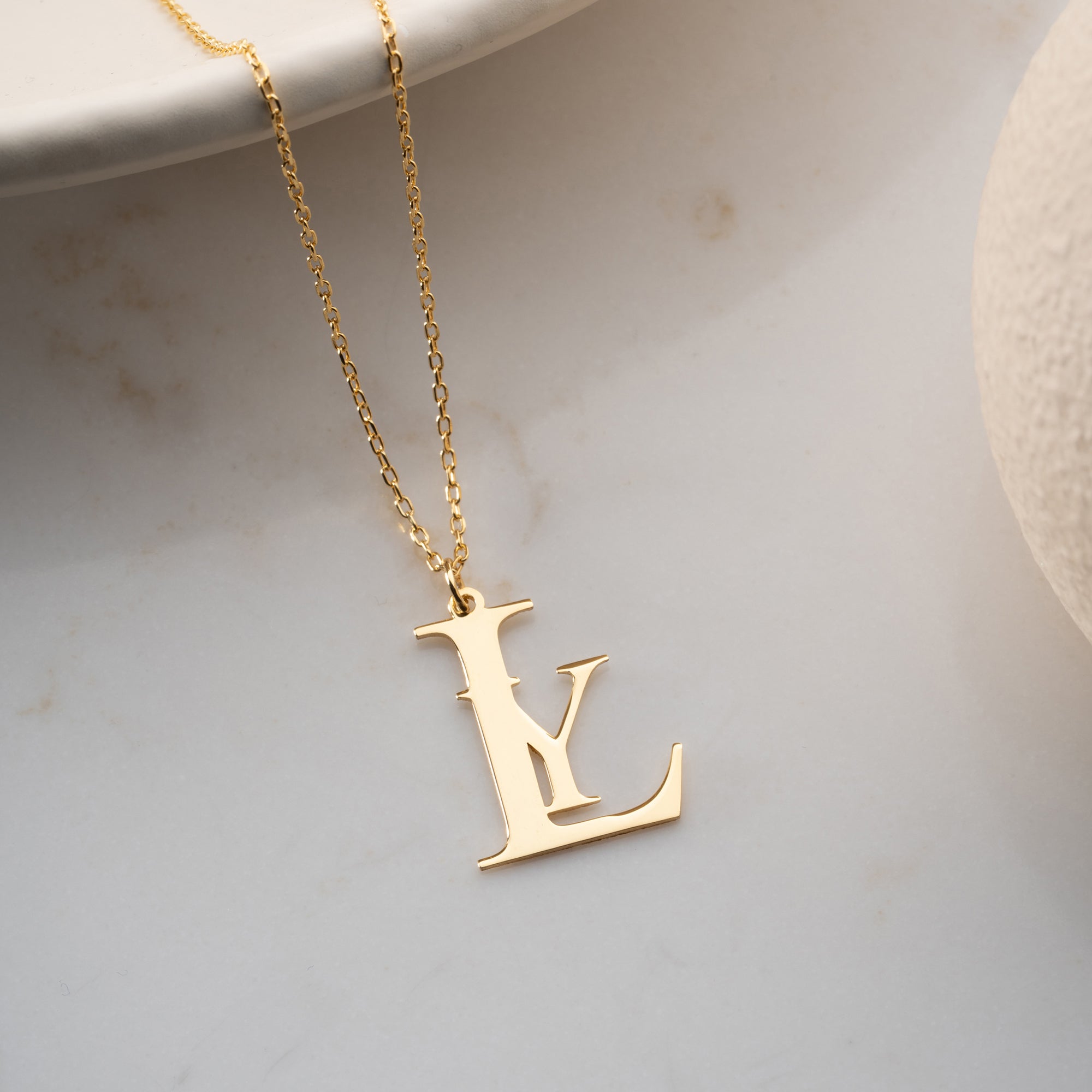 KRAGE MED TVÅ BOKSTAV | 925 SILVER