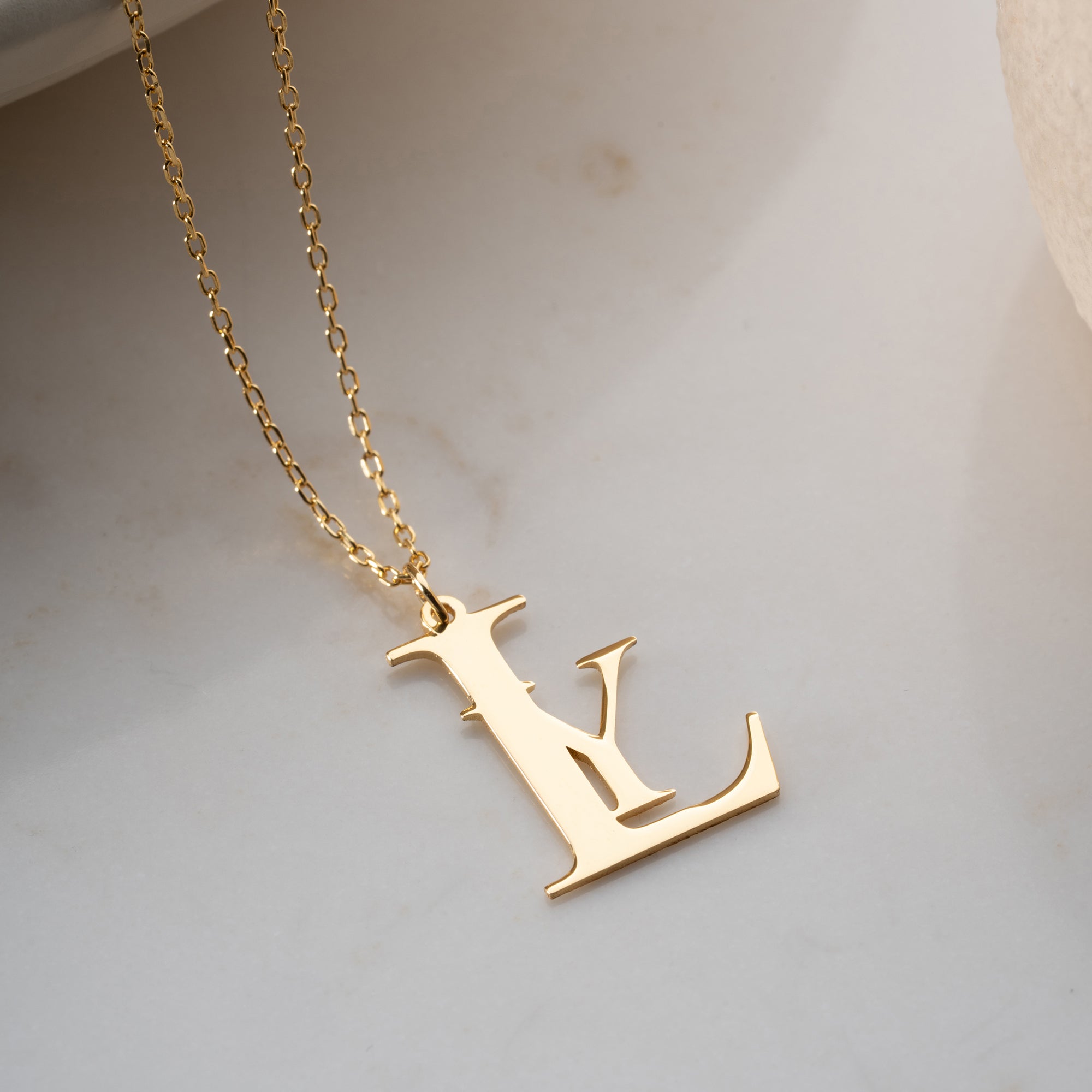 KRAGE MED TVÅ BOKSTAV | 925 SILVER