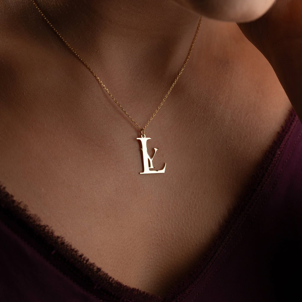 KRAGE MED TVÅ BOKSTAV | 925 SILVER