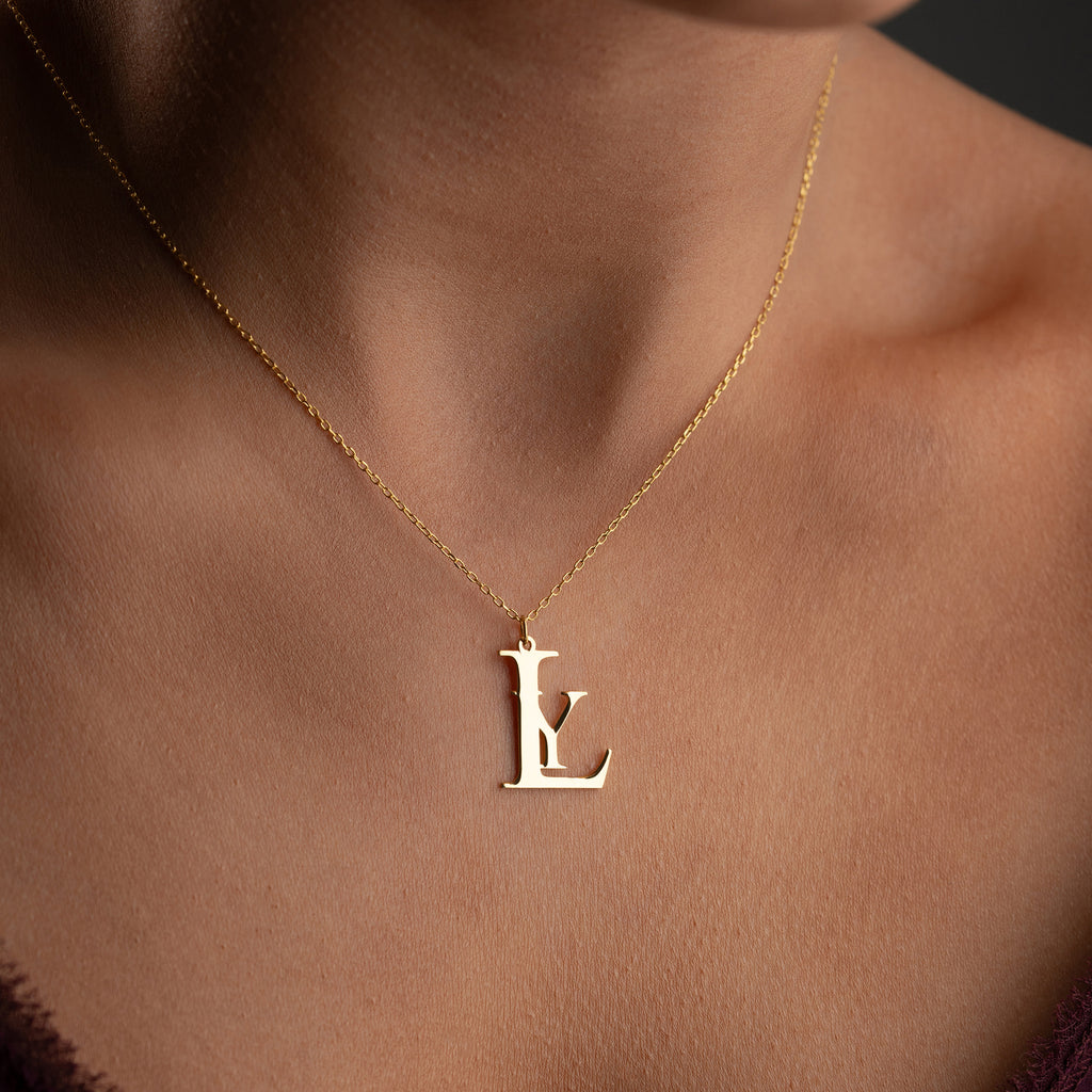 KRAGE MED TVÅ BOKSTAV | 925 SILVER