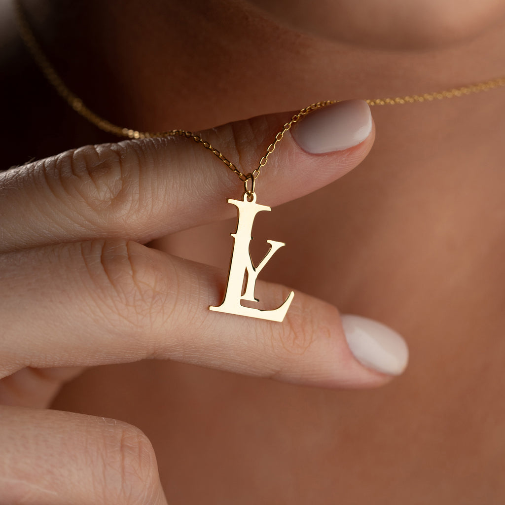 KRAGE MED TVÅ BOKSTAV | 925 SILVER