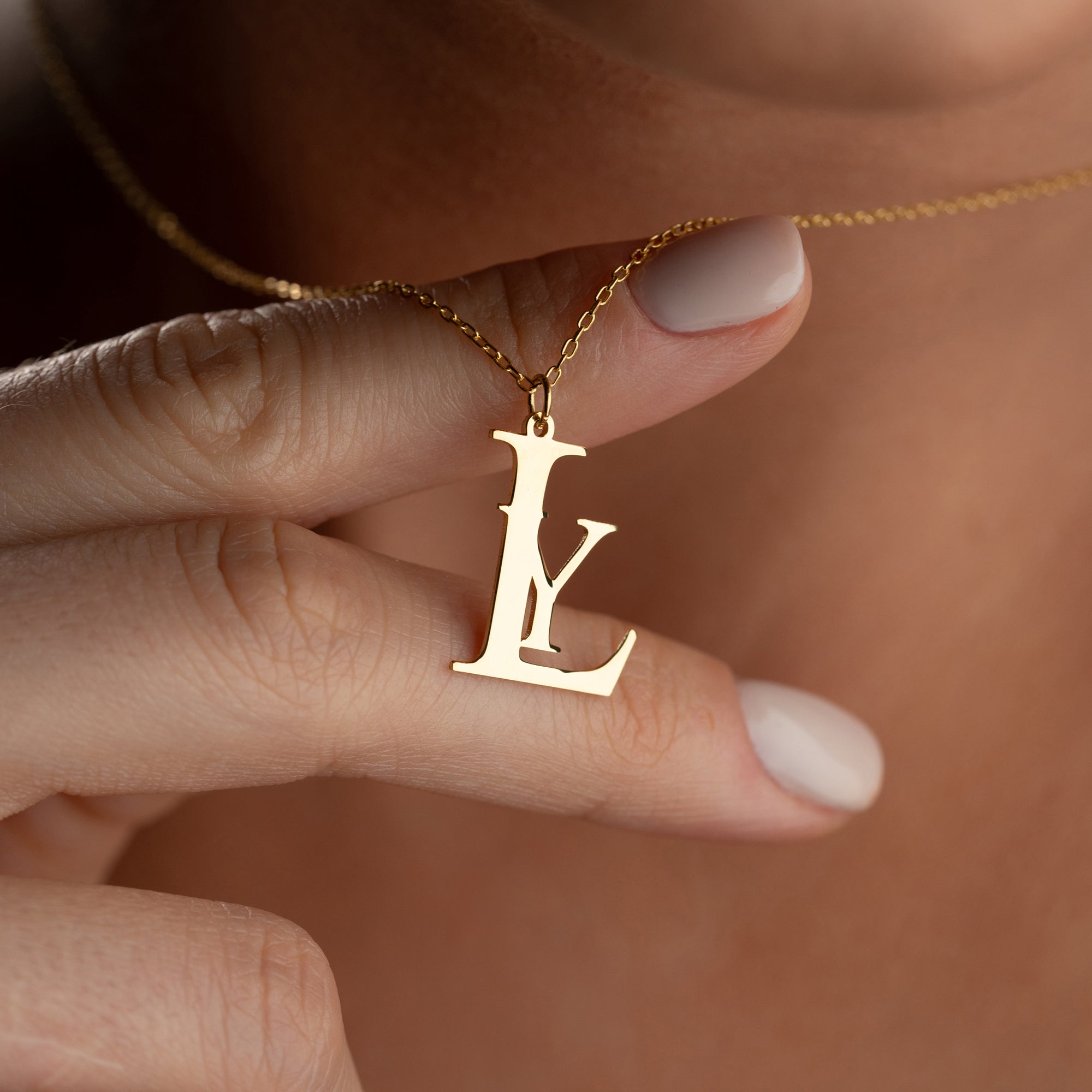 KRAGE MED TVÅ BOKSTAV | 925 SILVER