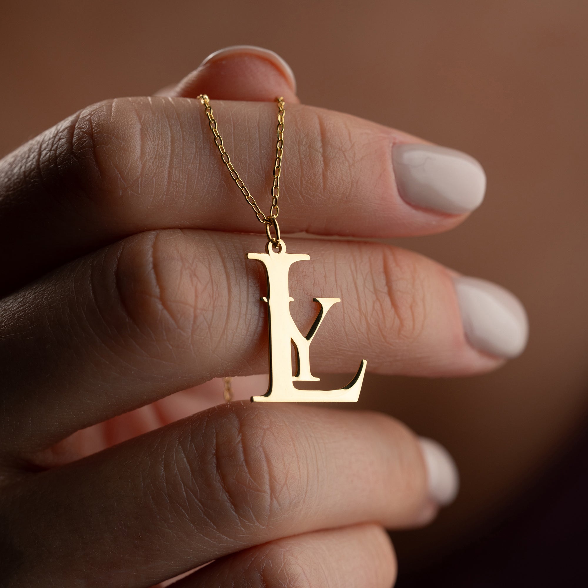 KRAGE MED TVÅ BOKSTAV | 925 SILVER