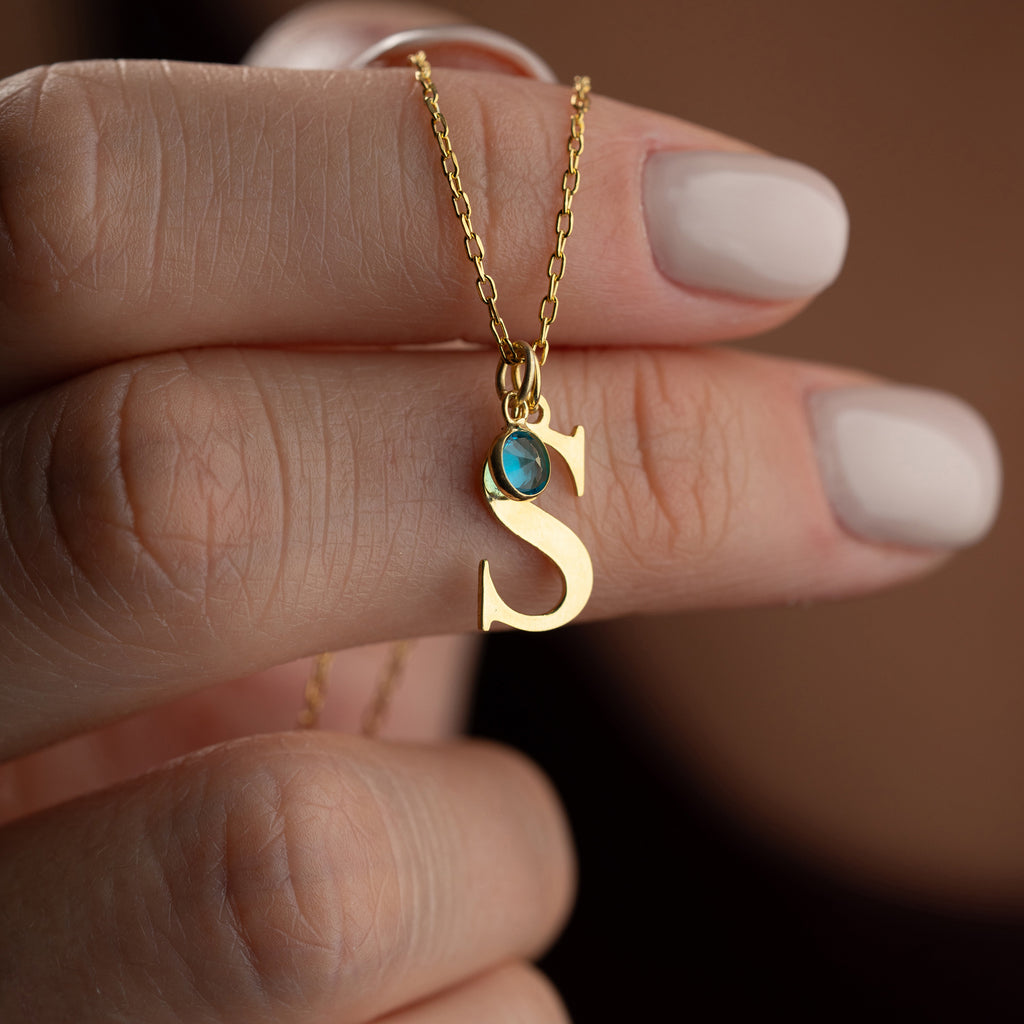 FÖDELSESTENS INITIAL KRAGE | 925 SILVER