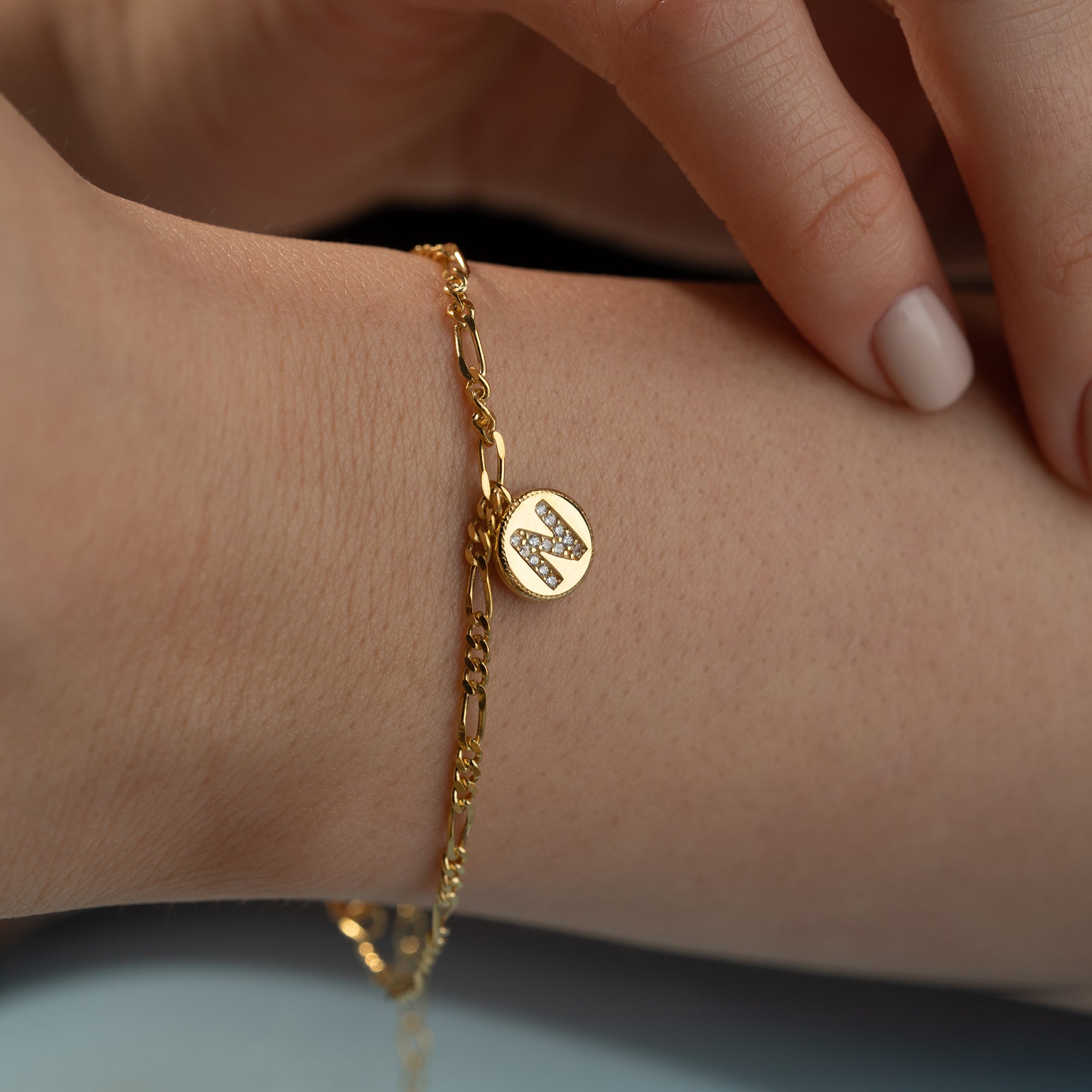 ARMBAND MED ZIRKONIUMPLATTA MED BOKSTAVER | 925 SILVER