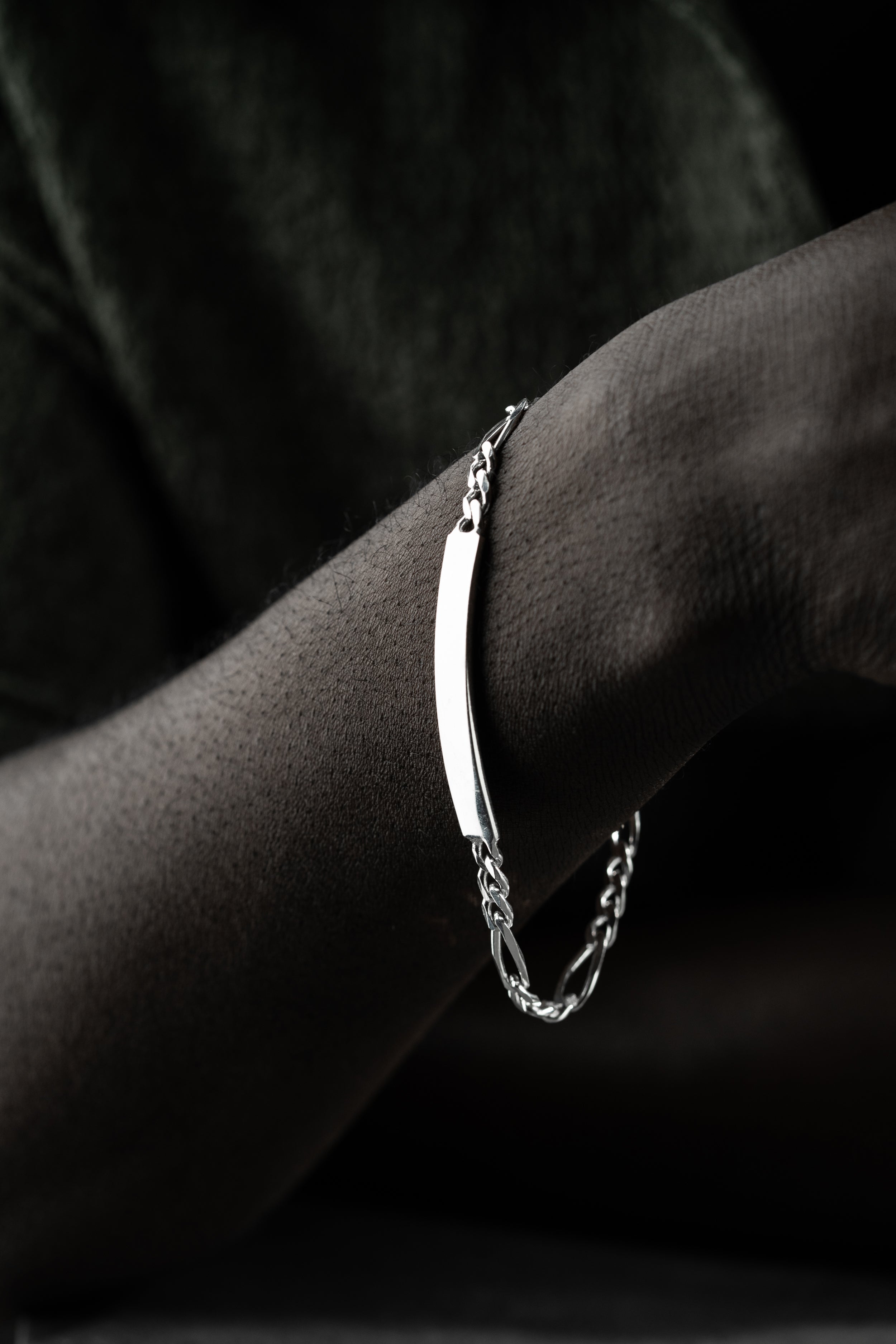 STORT FIGARO ARMBAND MED GRAVER | 925 SILVER