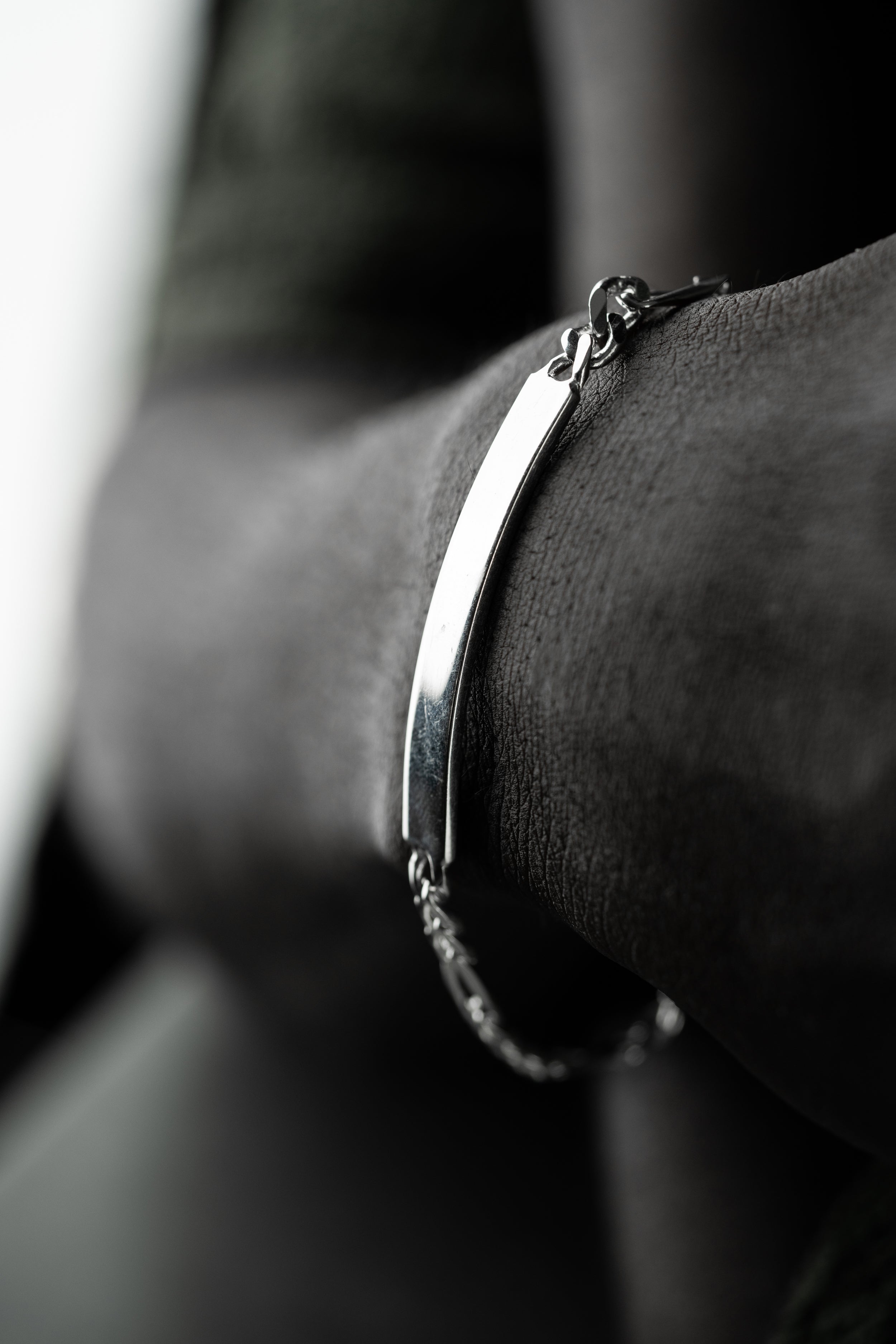 STORT FIGARO ARMBAND MED GRAVER | 925 SILVER