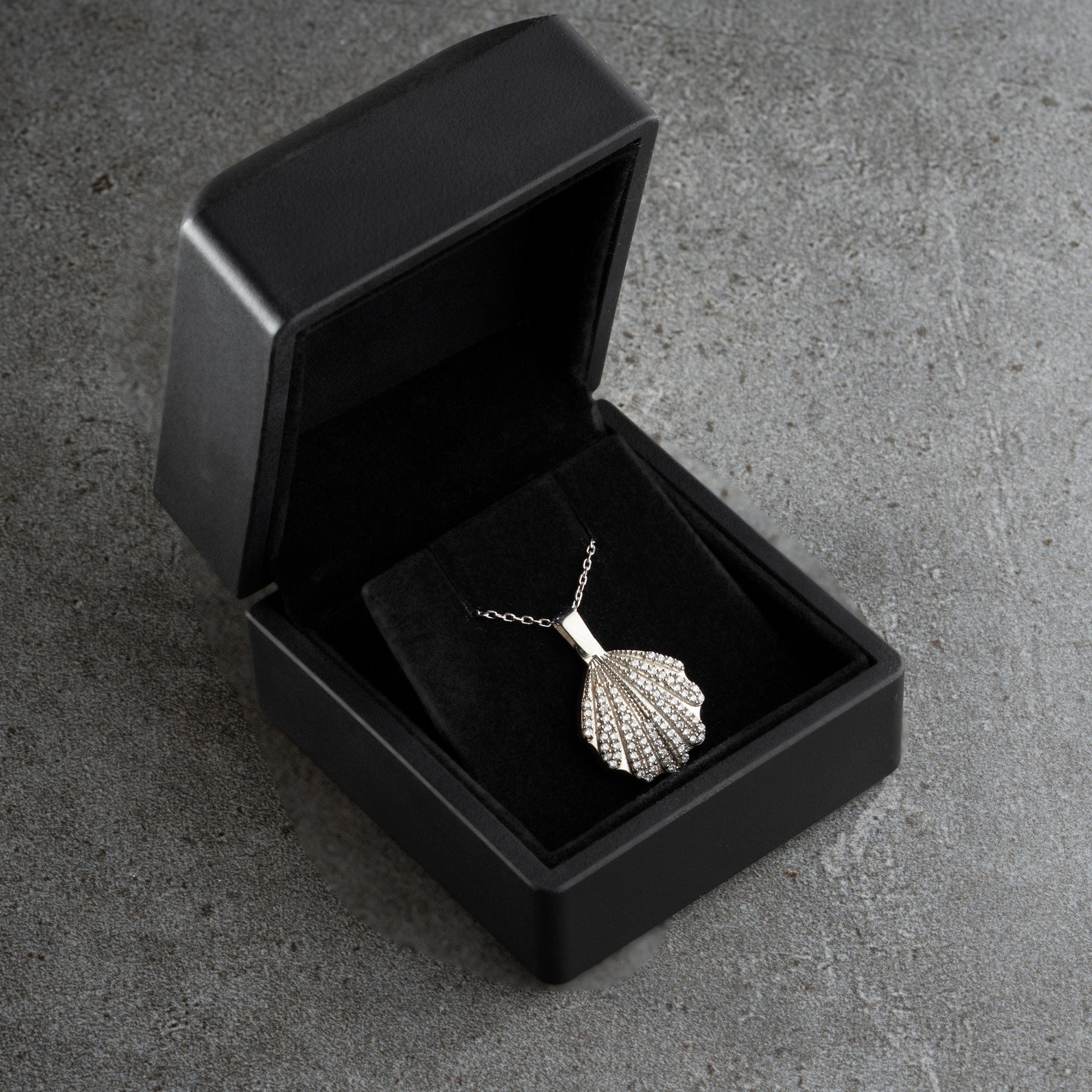 SKAL | KRAGE MED GRAVER | 925 SILVER