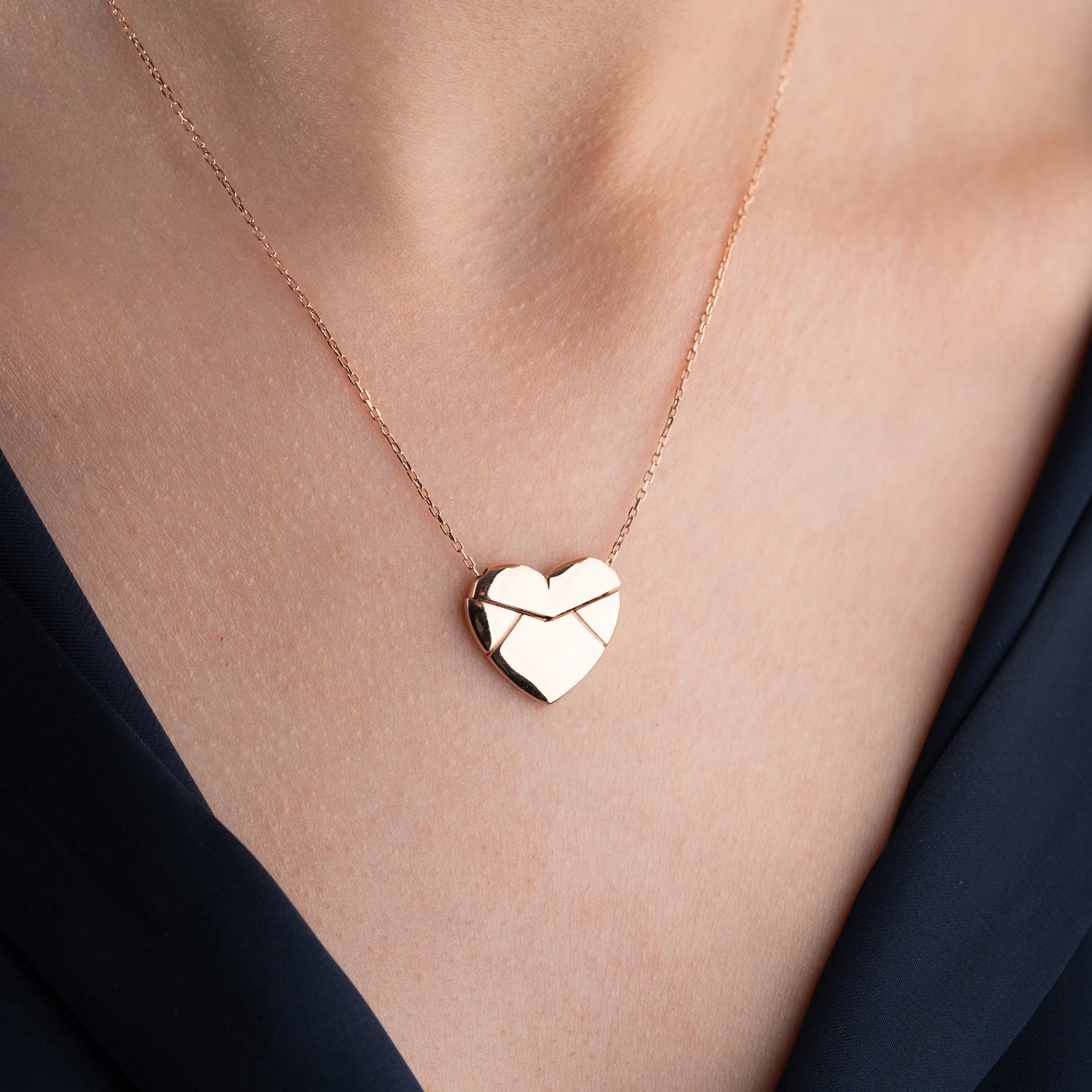 KRAGE MED HJÄRTAGRAVER | 925 SILVER