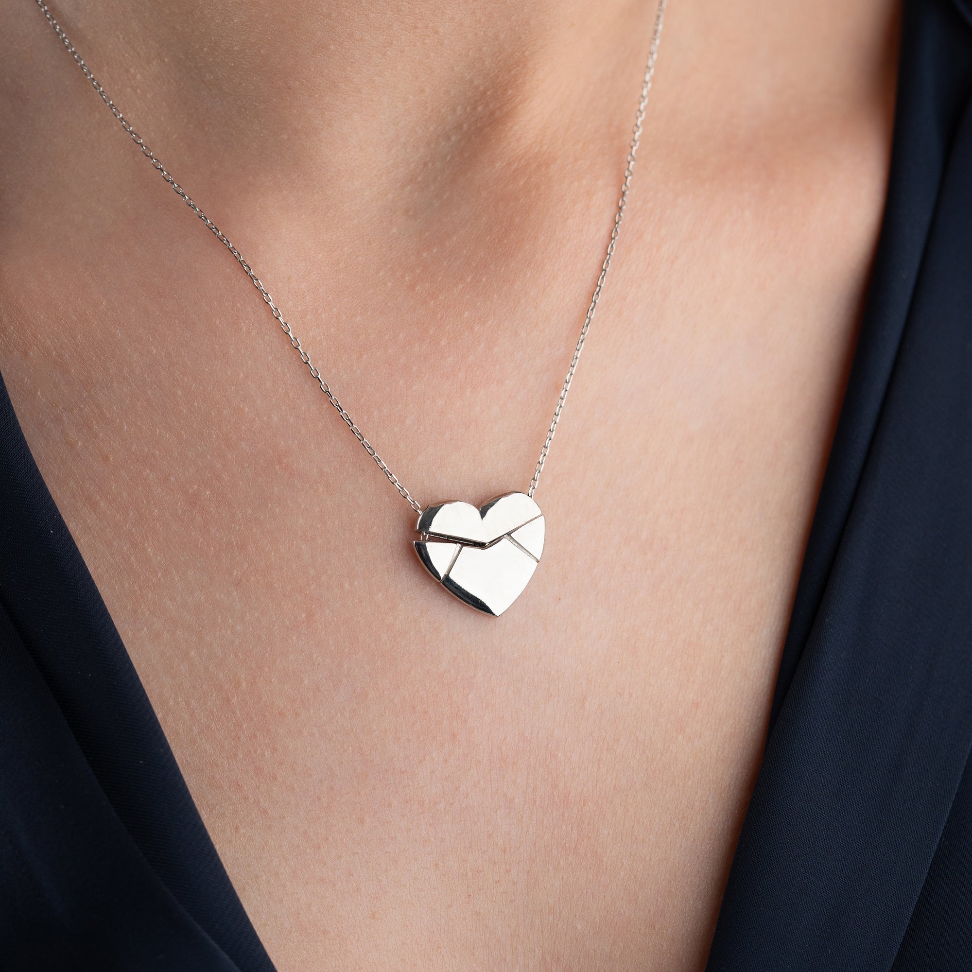 KRAGE MED HJÄRTAGRAVER | 925 SILVER