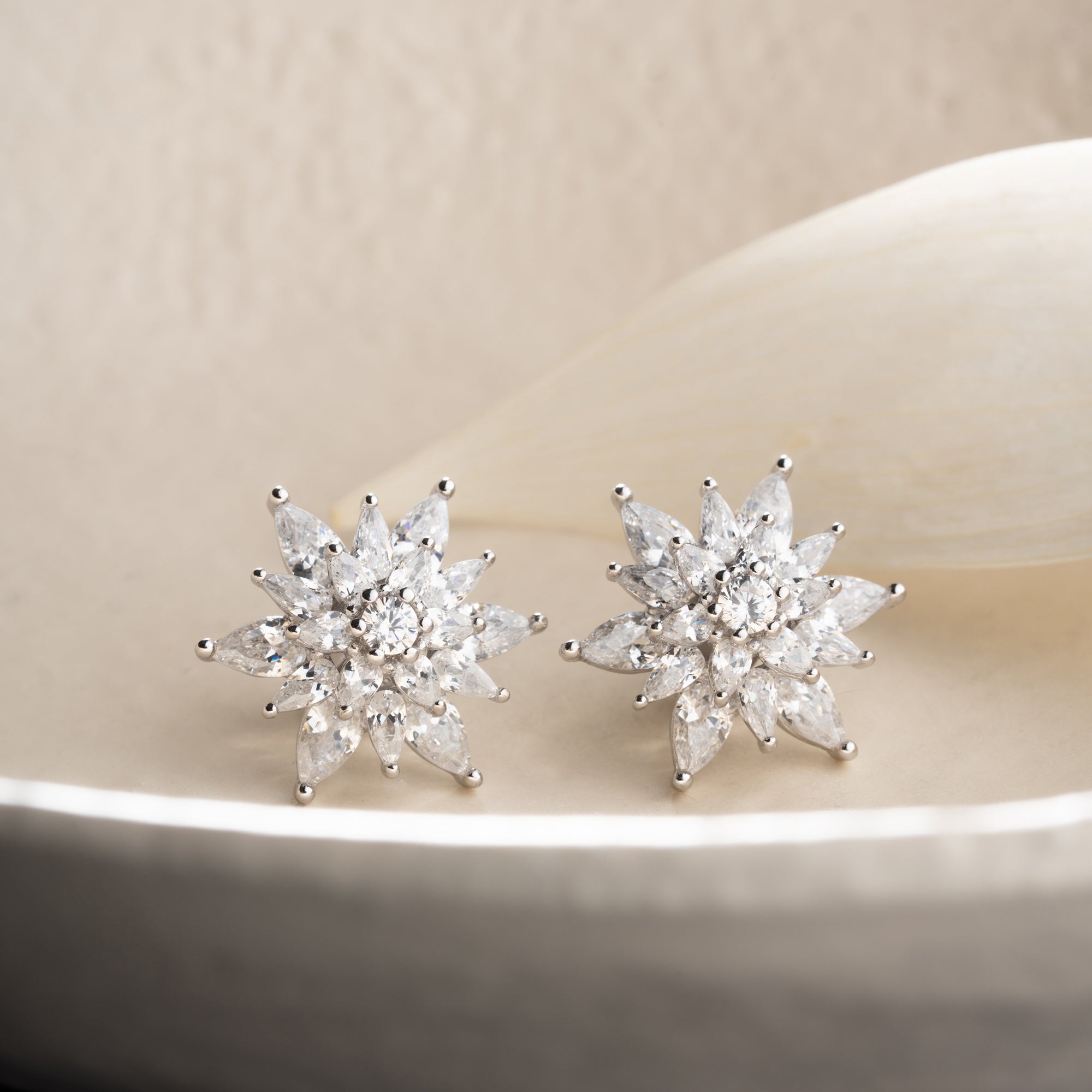 GRACE LOTUS ÖRHÄNGEN | 925 SILVER