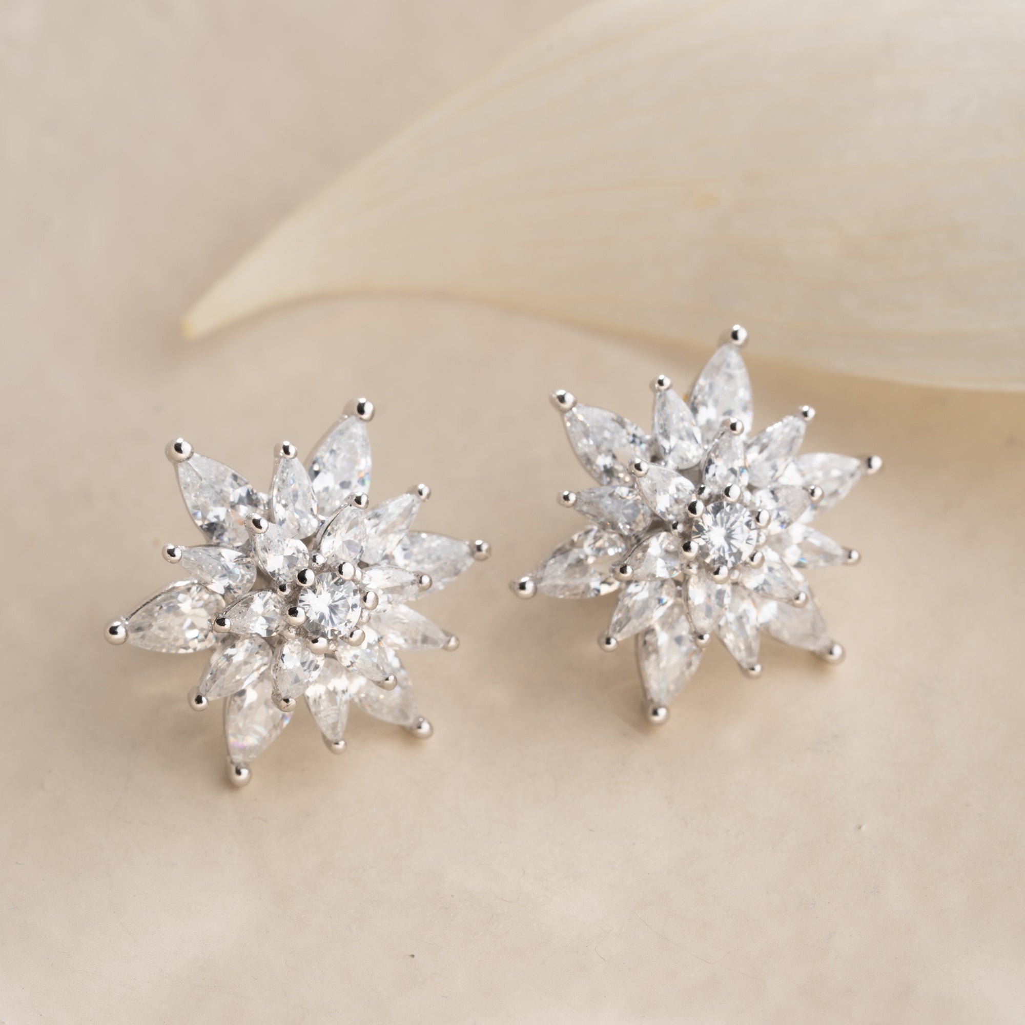 GRACE LOTUS ÖRHÄNGEN | 925 SILVER