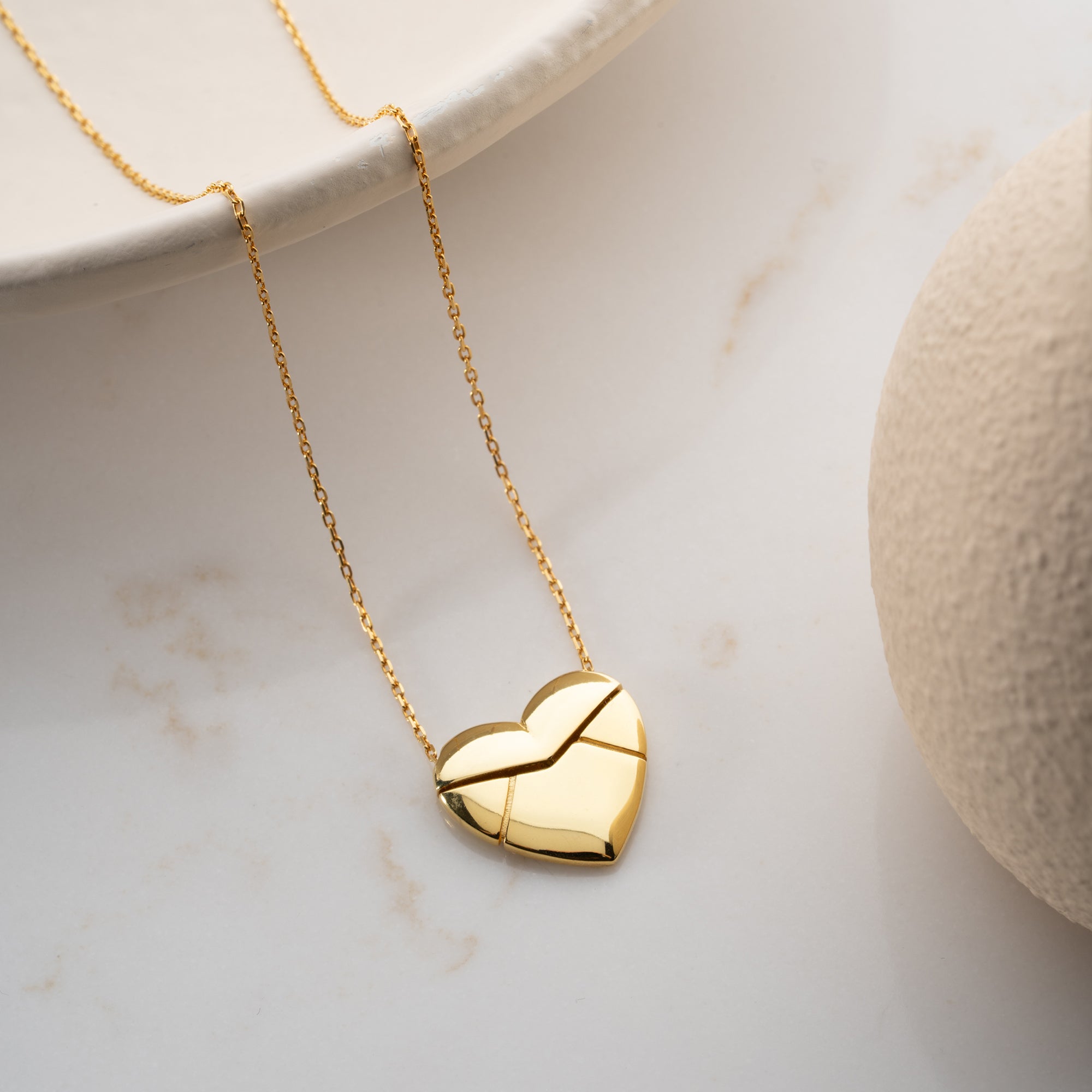 KRAGE MED HJÄRTAGRAVER | 925 SILVER