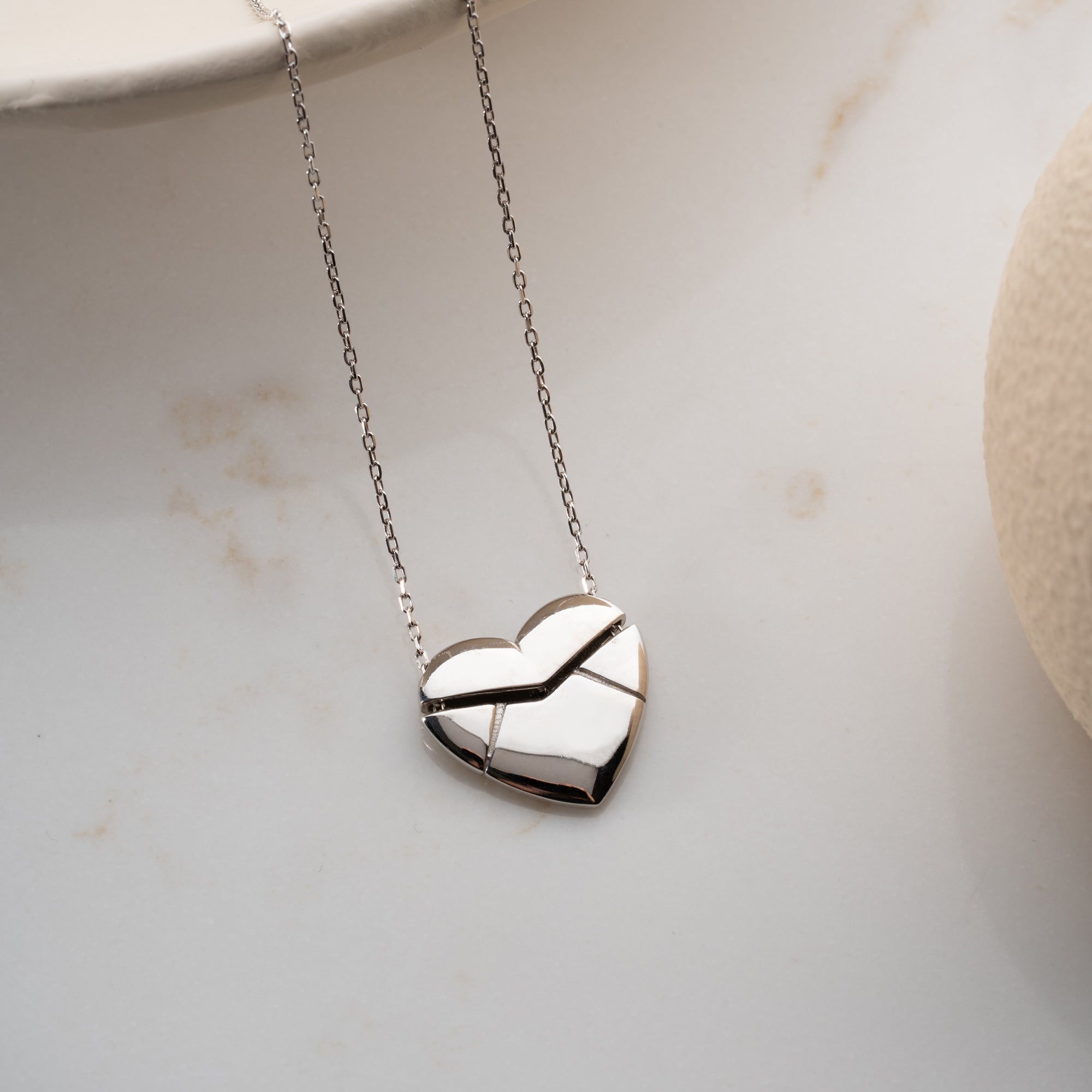 KRAGE MED HJÄRTAGRAVER | 925 SILVER