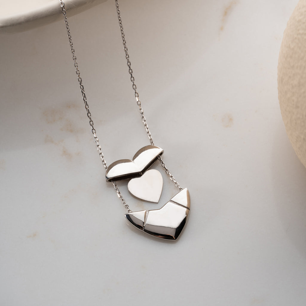 KRAGE MED HJÄRTAGRAVER | 925 SILVER