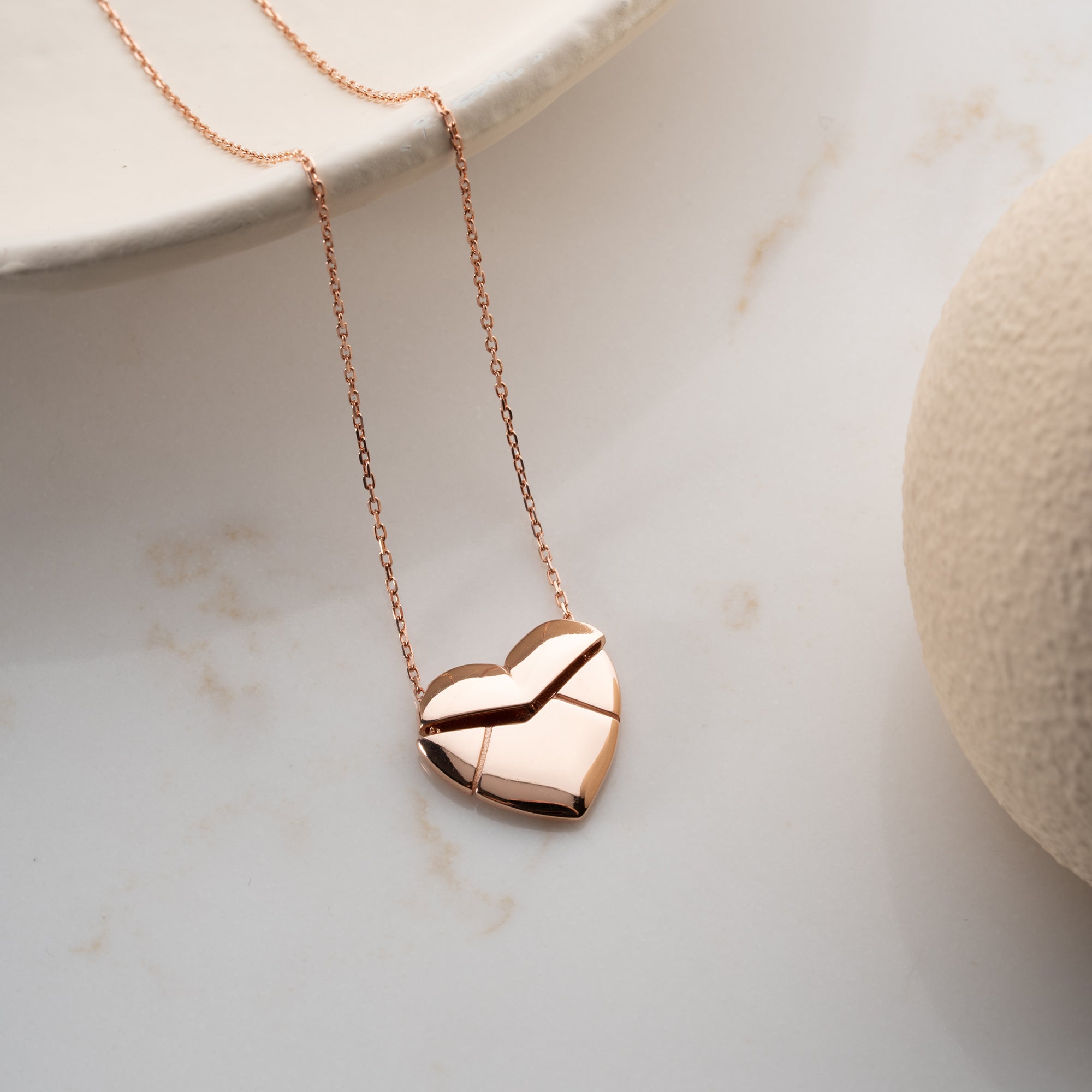 KRAGE MED HJÄRTAGRAVER | 925 SILVER