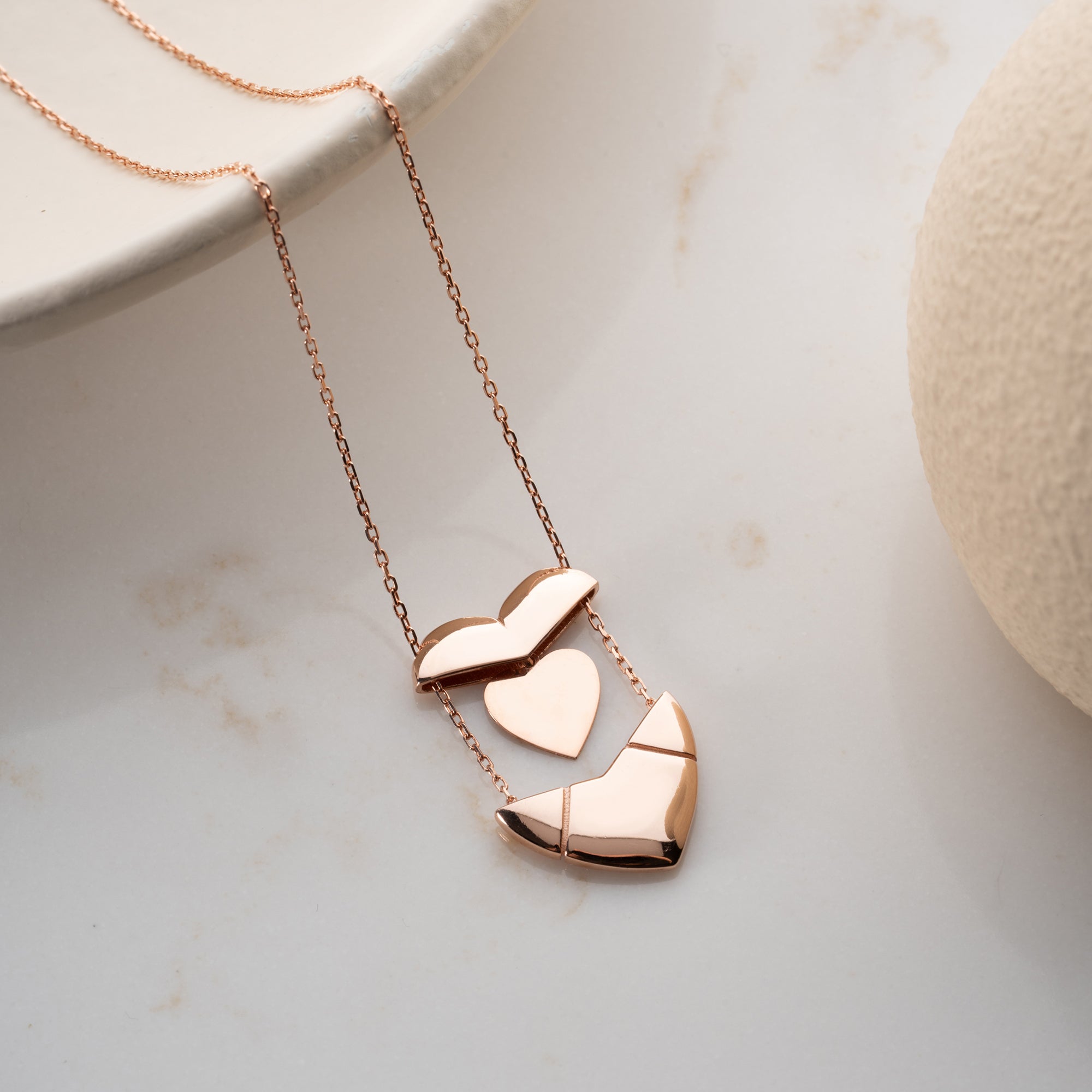 KRAGE MED HJÄRTAGRAVER | 925 SILVER