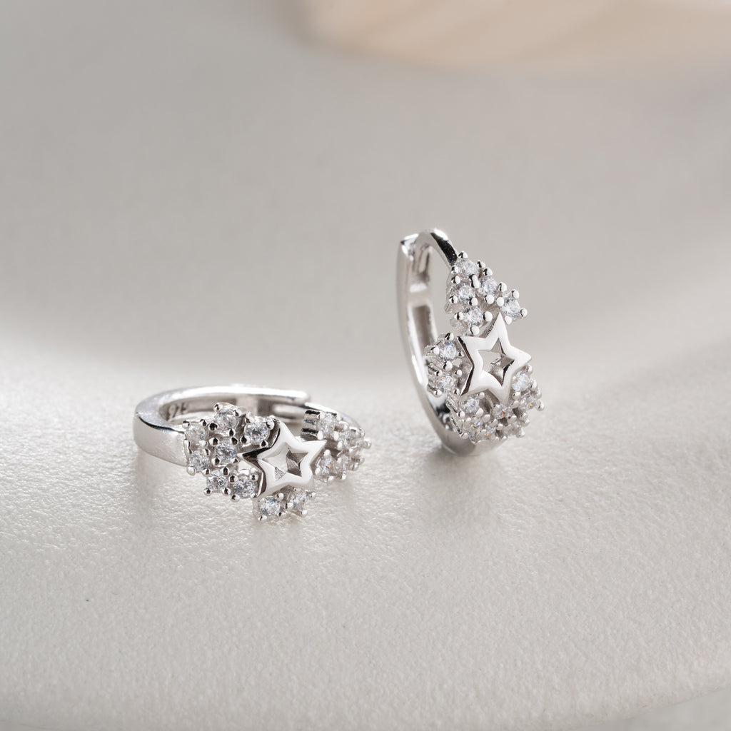 MINIMALISTISKA STJÄRNÖRHÄNGEN MED ZIRKON | 925 SILVER