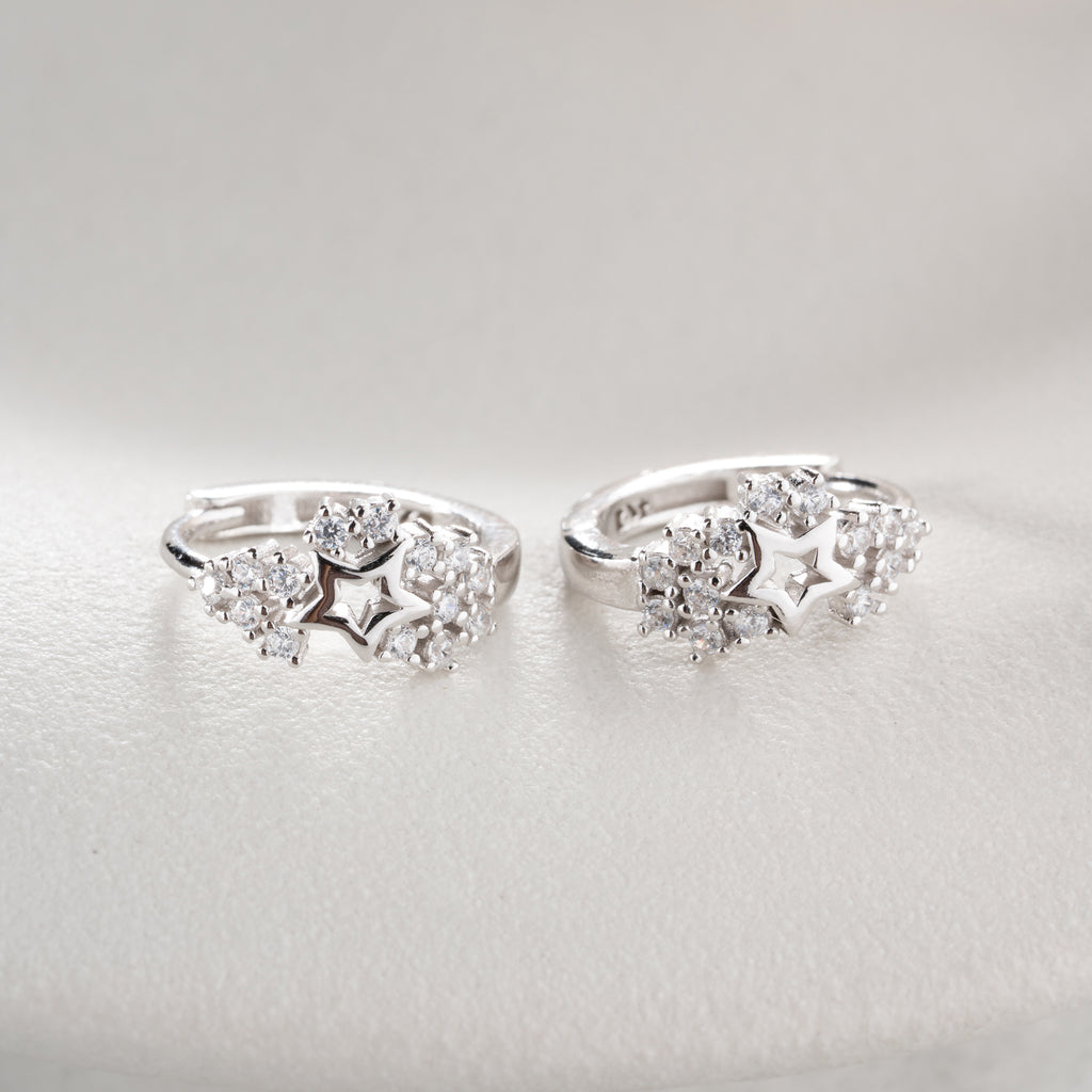 MINIMALISTISKA STJÄRNÖRHÄNGEN MED ZIRKON | 925 SILVER