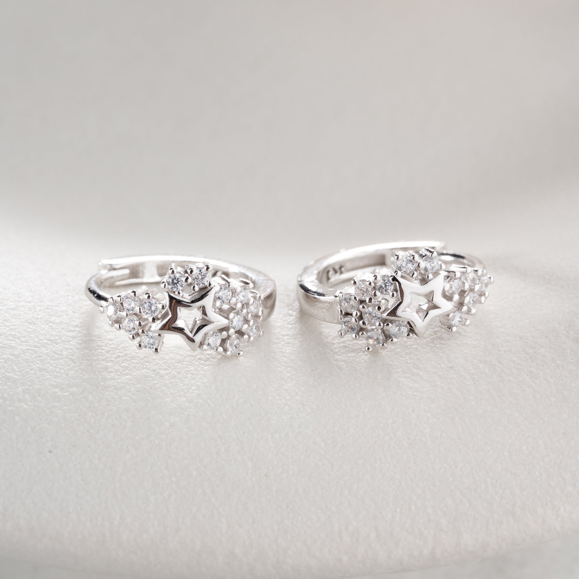 MINIMALISTISKA STJÄRNÖRHÄNGEN MED ZIRKON | 925 SILVER
