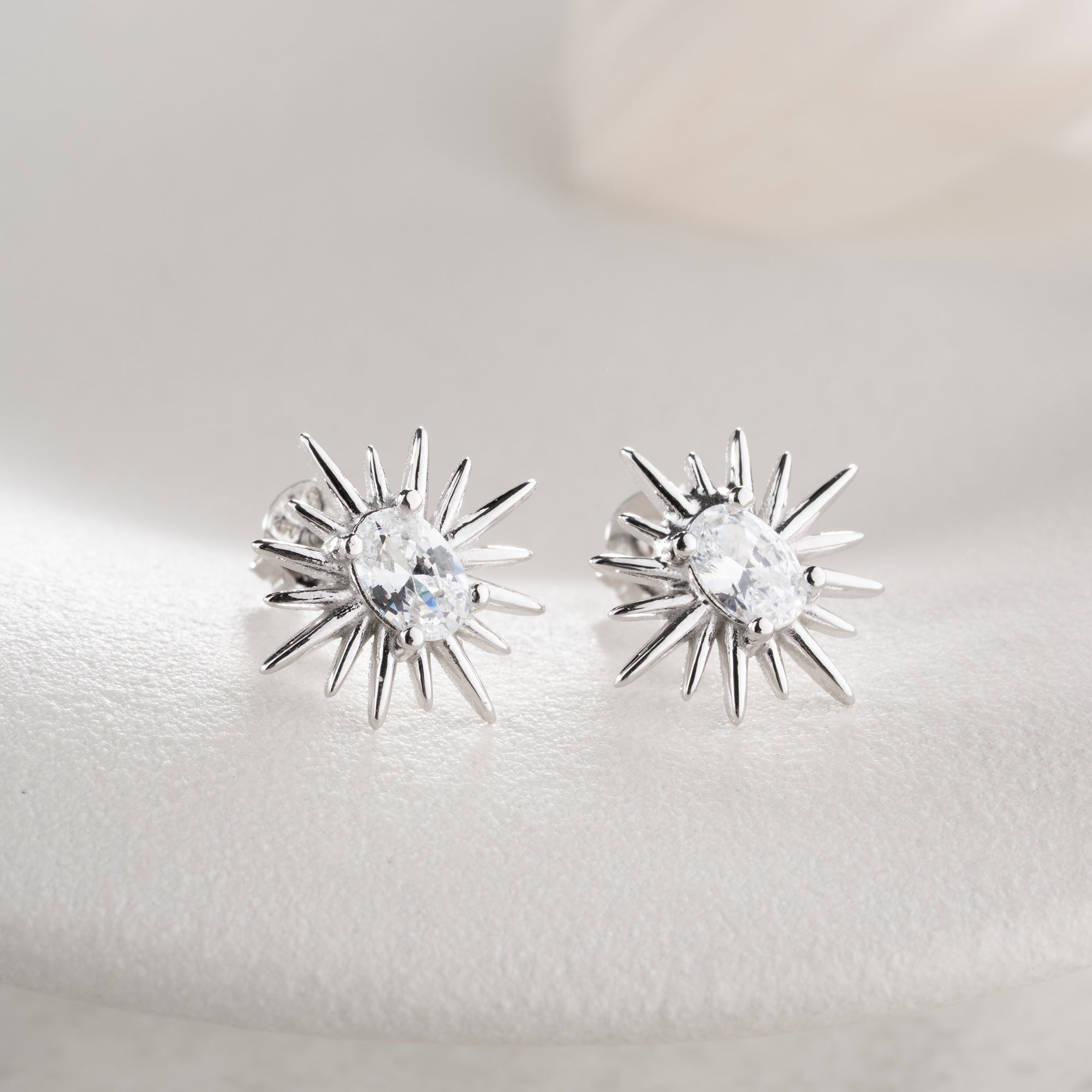 MINIMALISTISKA ÖRHÄNGEN MED OVAL ZIRKON | 925 SILVER