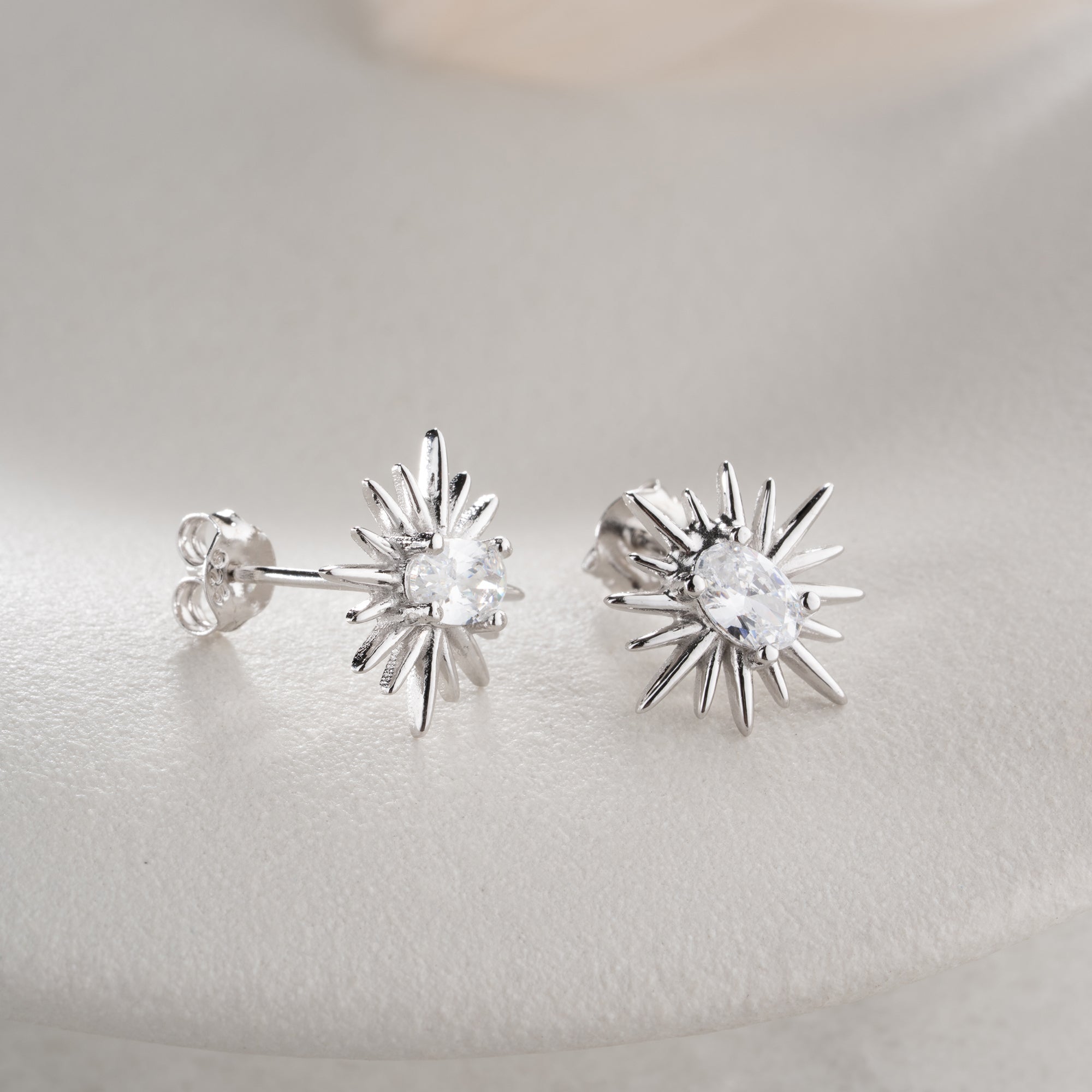 MINIMALISTISKA ÖRHÄNGEN MED OVAL ZIRKON | 925 SILVER