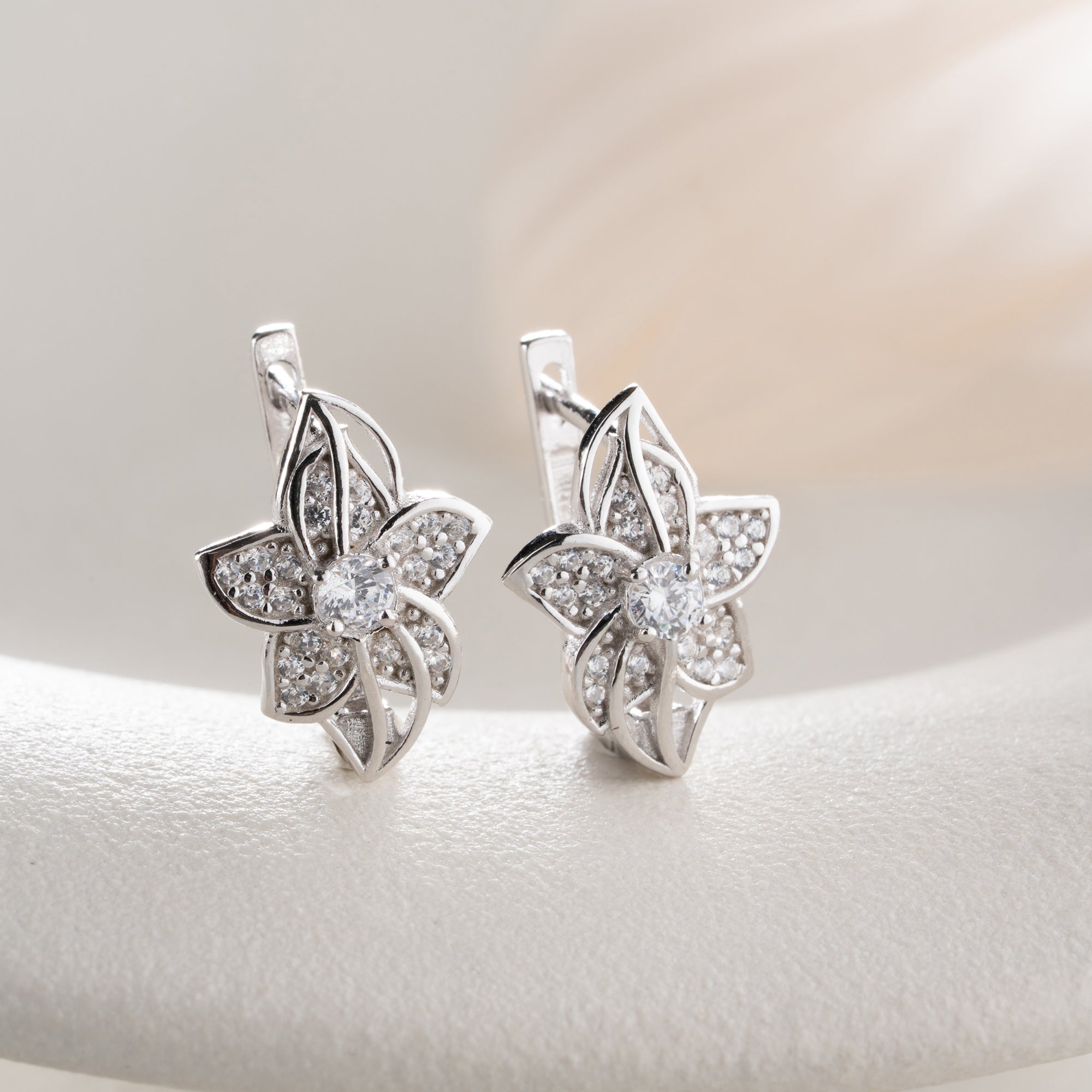 MINIMALISTISKA BLOMÖRHÄNGEN MED ZIRKON | 925 SILVER
