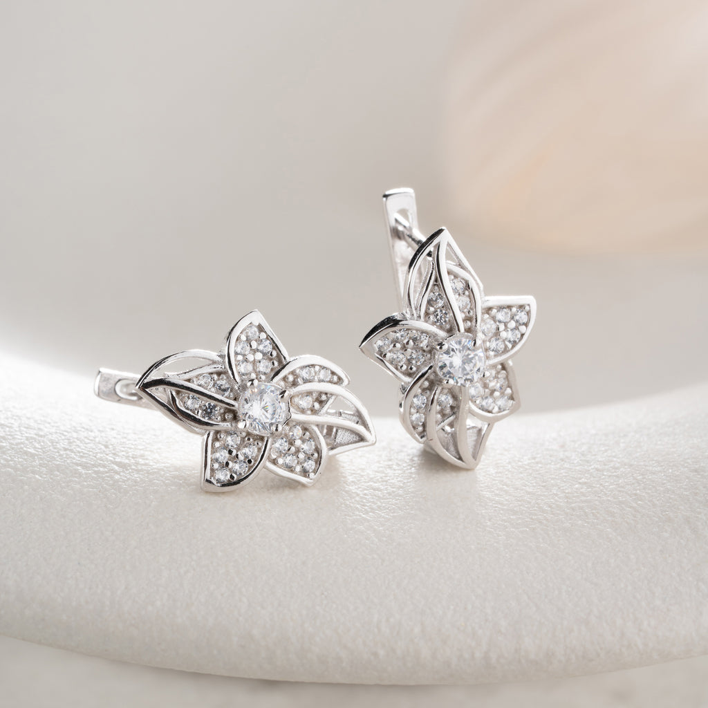 MINIMALISTISKA BLOMÖRHÄNGEN MED ZIRKON | 925 SILVER