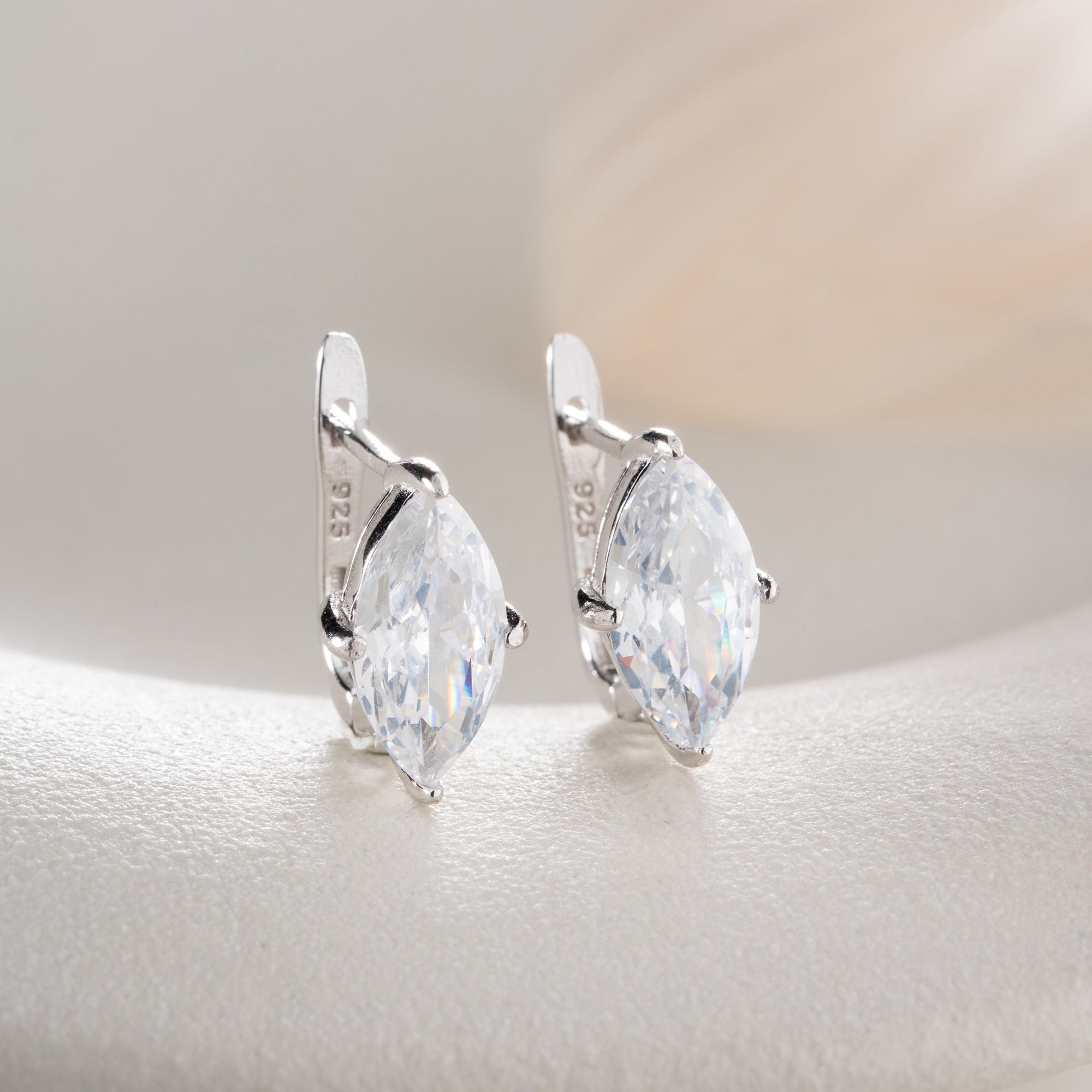 MINIMALISTISKA MARQUISÖRHÄNGEN MED ZIRKON | 925 SILVER