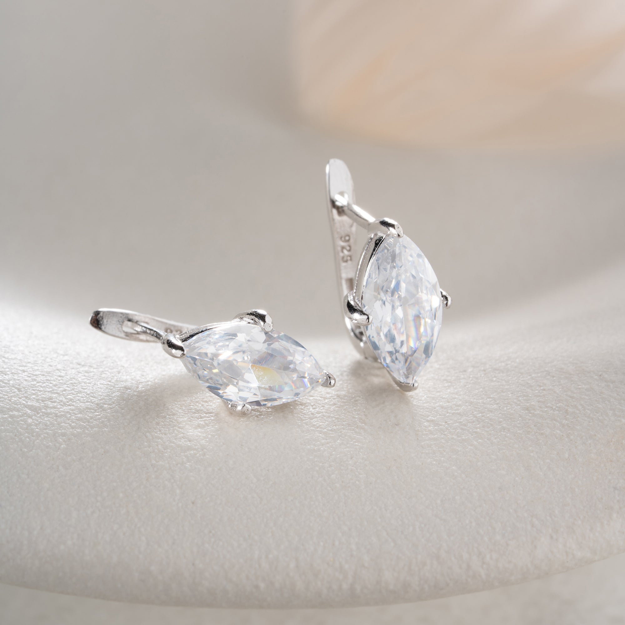 MINIMALISTISKA MARQUISÖRHÄNGEN MED ZIRKON | 925 SILVER