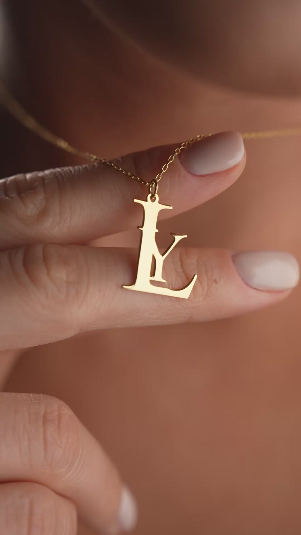 KRAGE MED TVÅ BOKSTAV | 925 SILVER