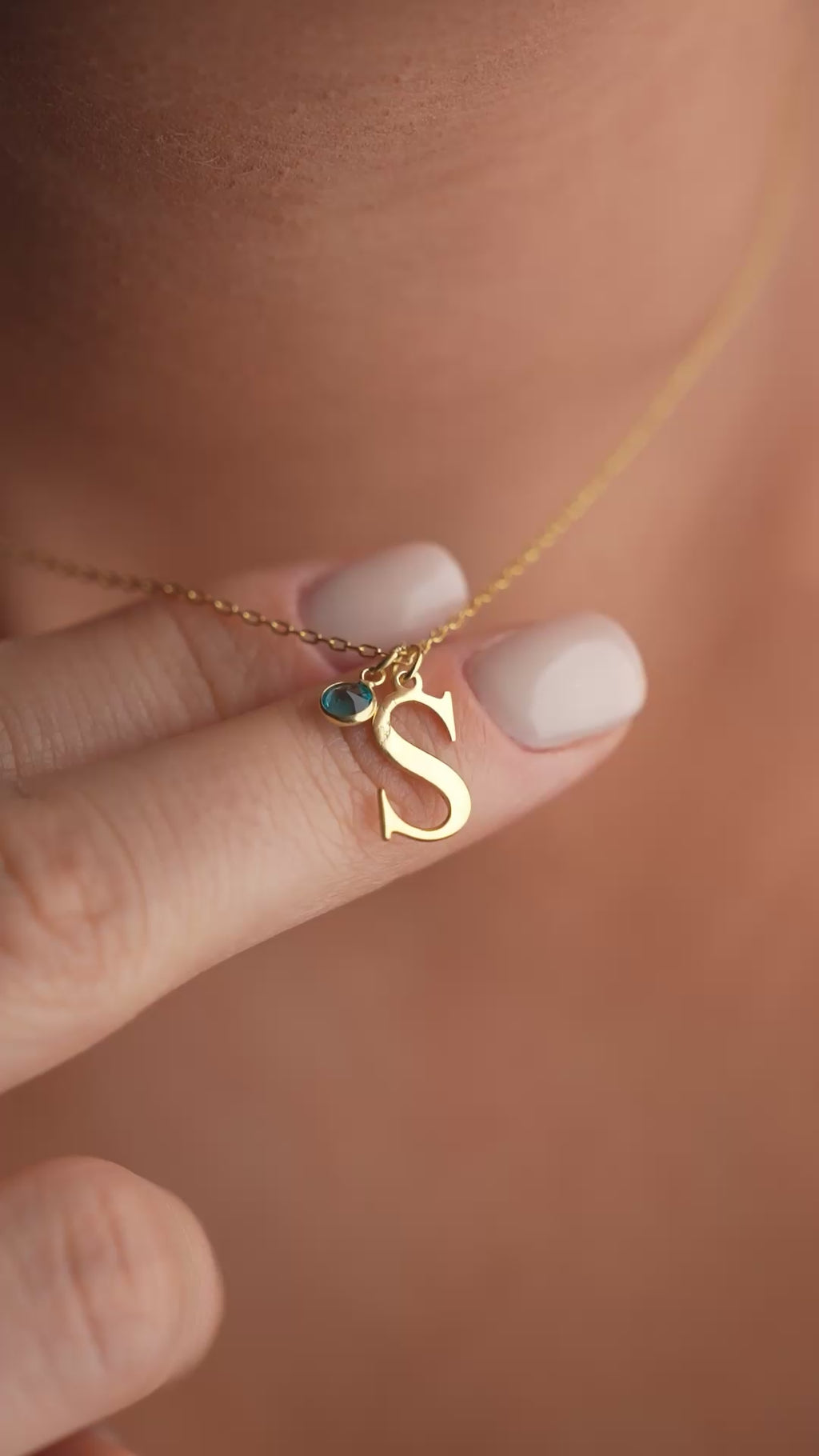 FÖDELSESTENS INITIAL KRAGE | 925 SILVER