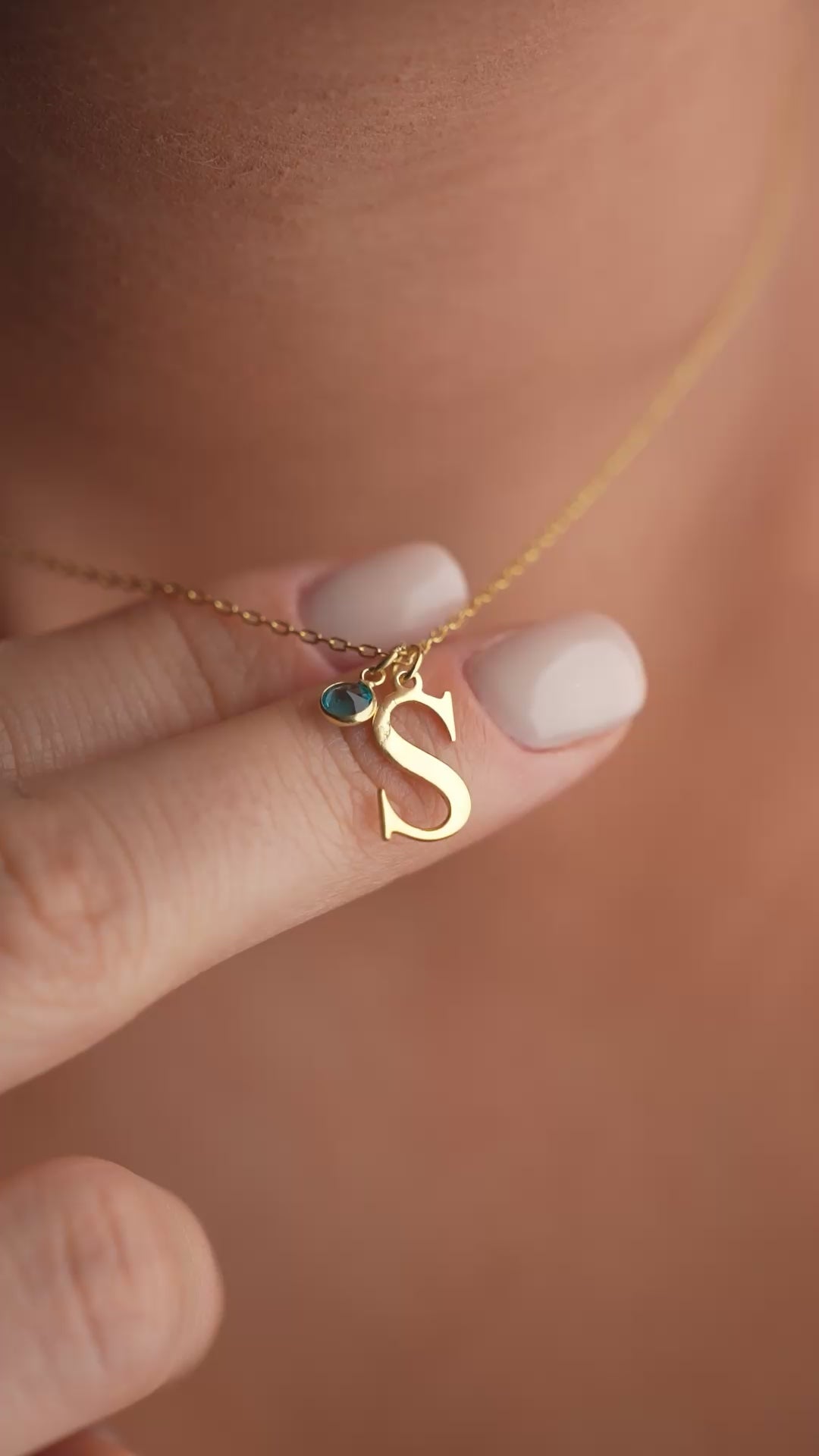 FÖDELSESTENS INITIAL KRAGE | 925 SILVER