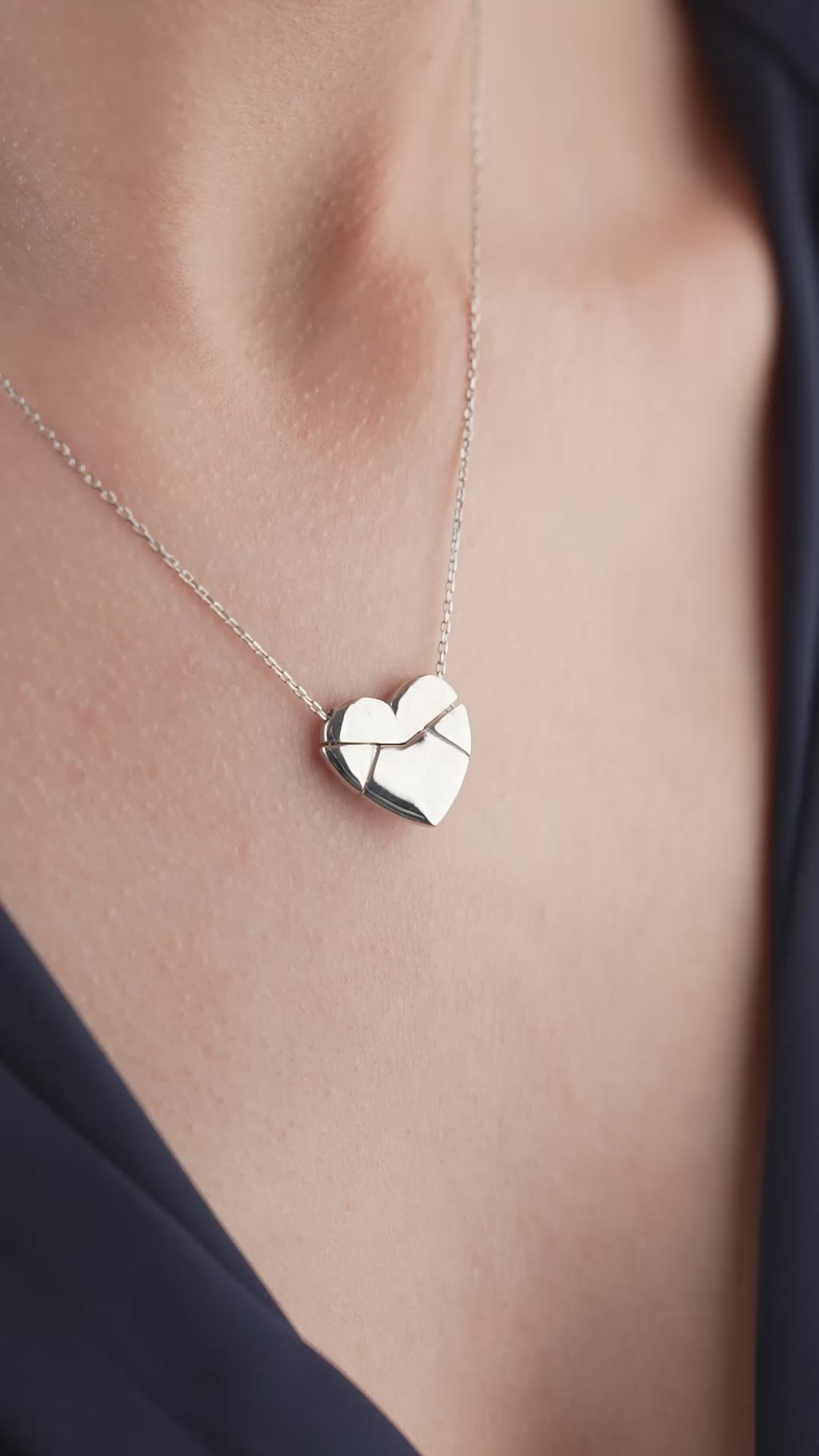 KRAGE MED HJÄRTAGRAVER | 925 SILVER