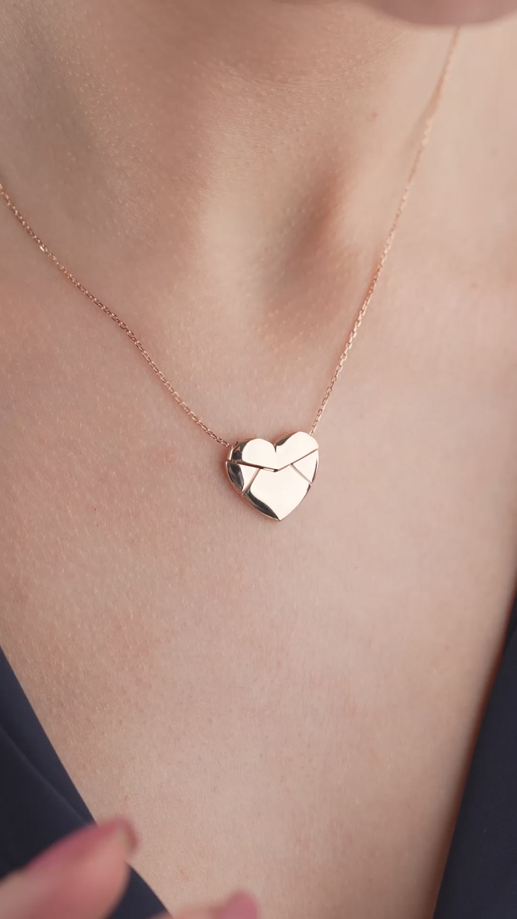 KRAGE MED HJÄRTAGRAVER | 925 SILVER